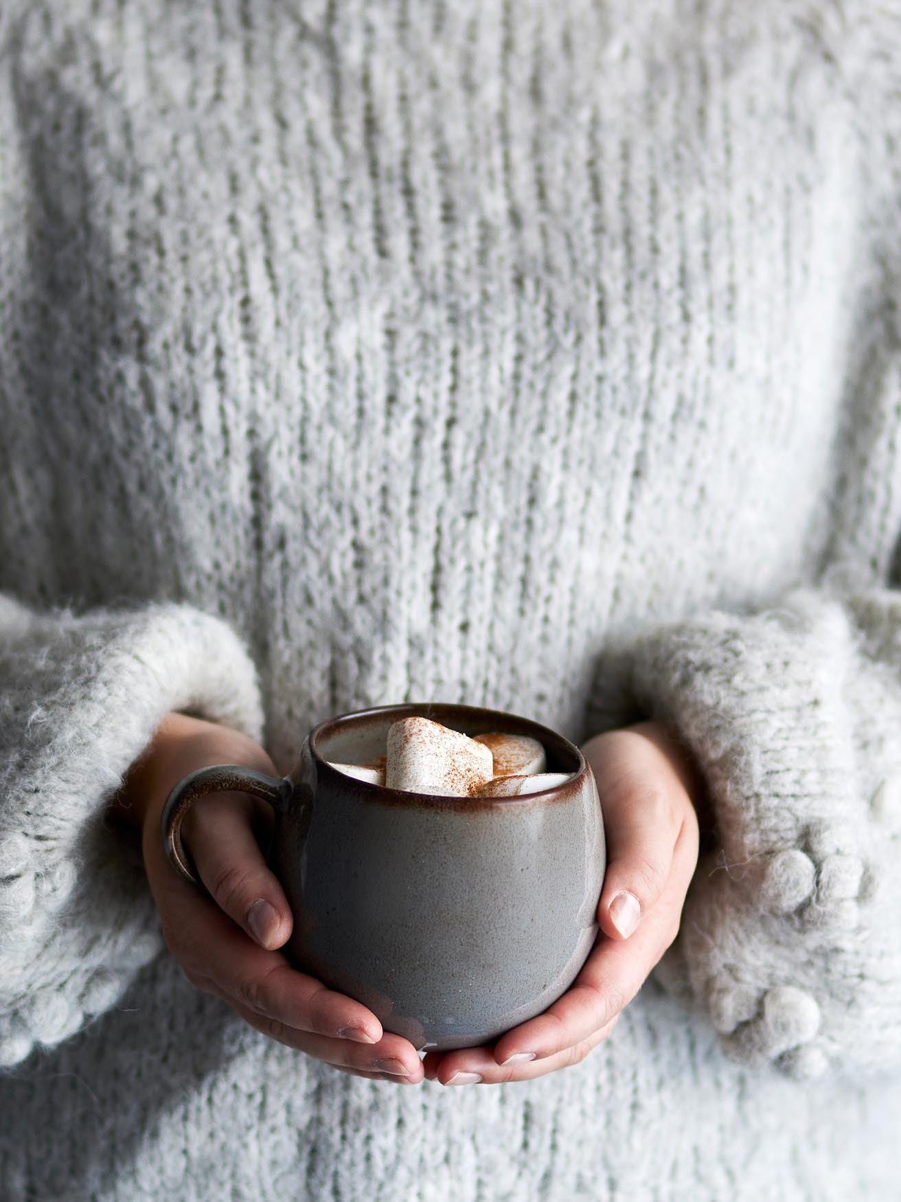 Eleganter Sandrine Becher aus grauem Steingut von Bloomingville, ideal für stilvolle Tischdekoration und täglichen Gebrauch.