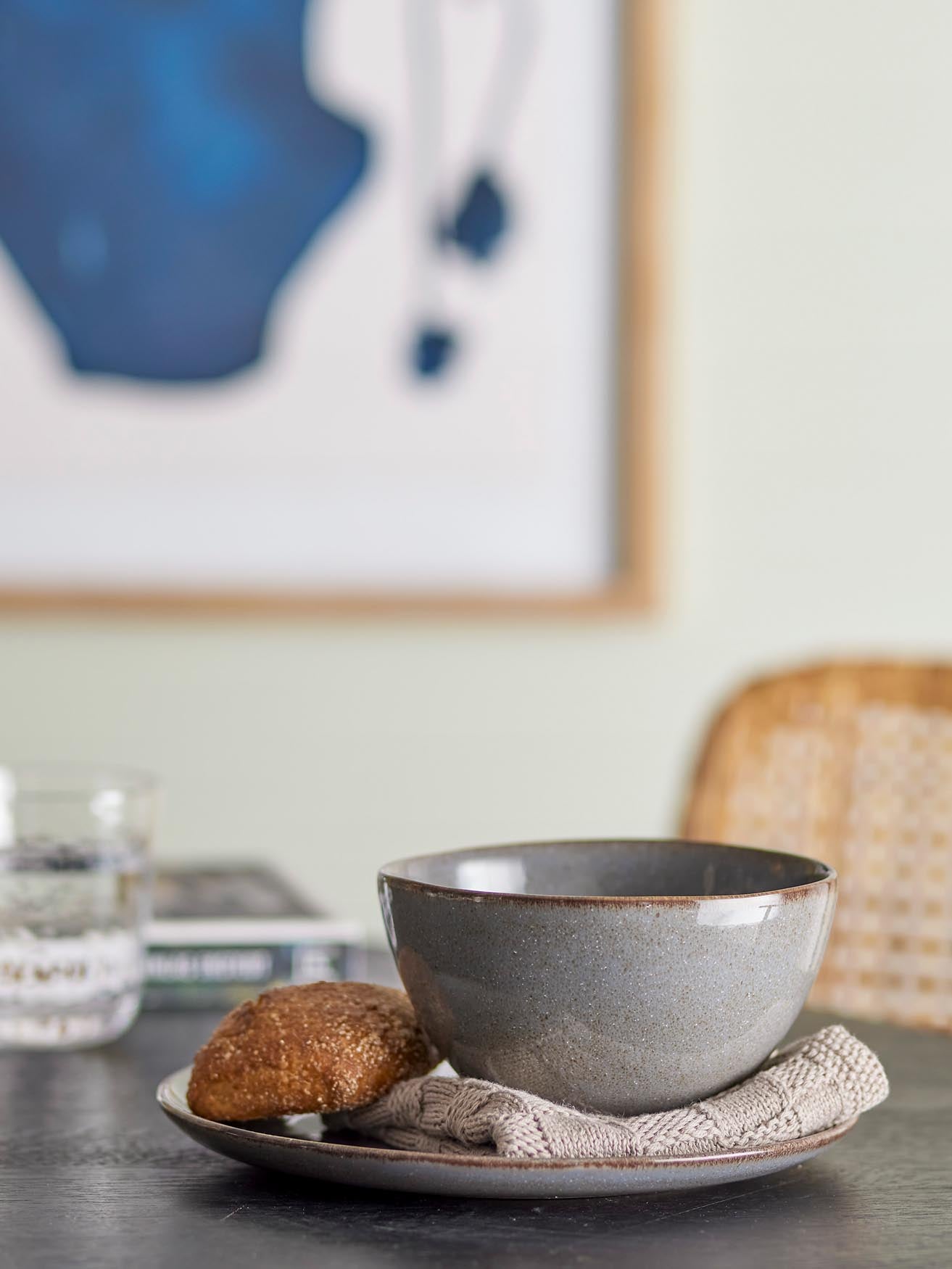 Die graue Sandrine Schale von Bloomingville aus Steingut überzeugt mit modernem Design und ist ideal für stilvolle Tischdekoration.