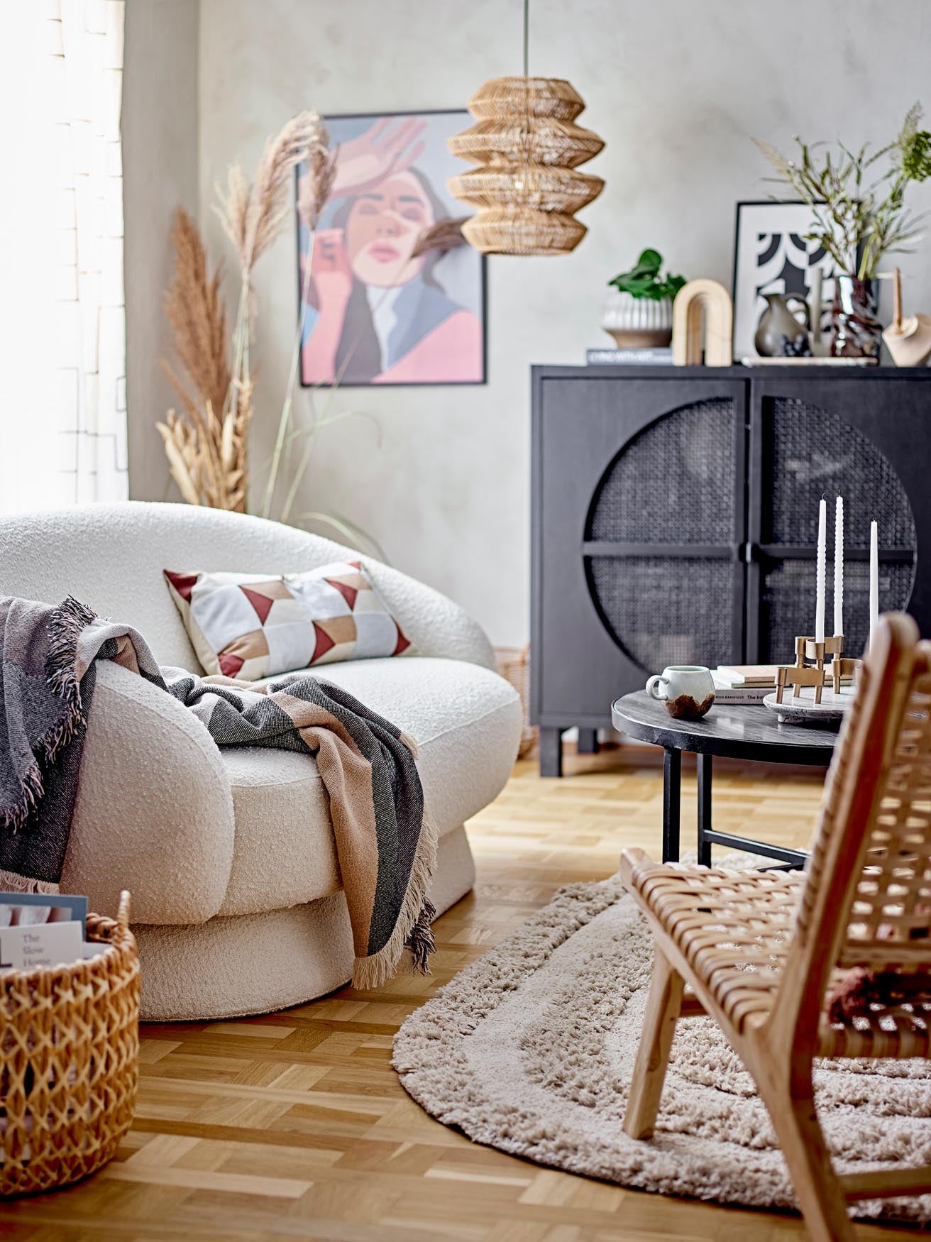 Entdecken Sie den Turi Teppich von Bloomingville: oval, aus hochwertiger Baumwolle, pflegeleicht und perfekt für jeden Raum. Stilvoll und gemütlich!