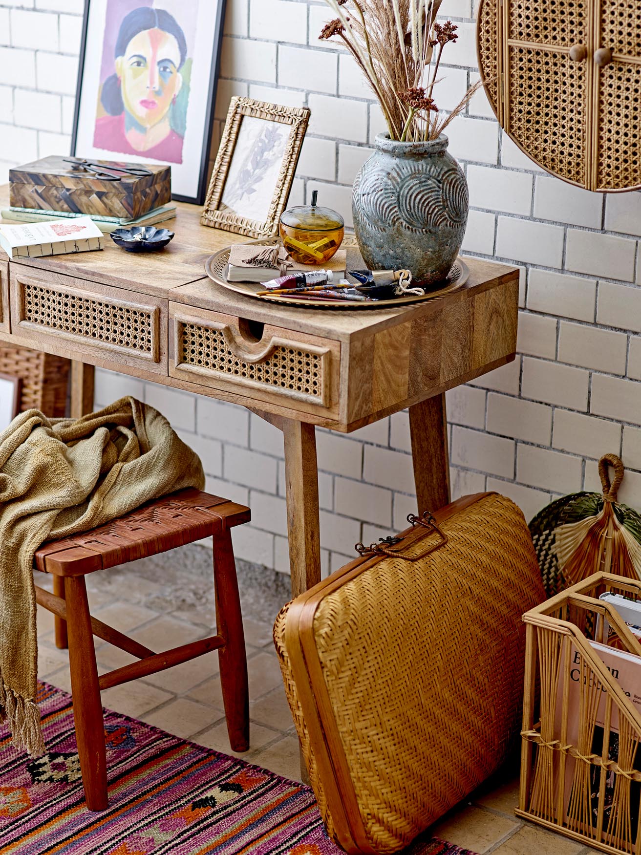 Entdecken Sie die Thelma Decke in leuchtendem Gelb von Bloomingville. Aus 100% Baumwolle, mit fröhlichem Tie Dye-Muster und dekorativen Fransen, ideal für jeden Raum.