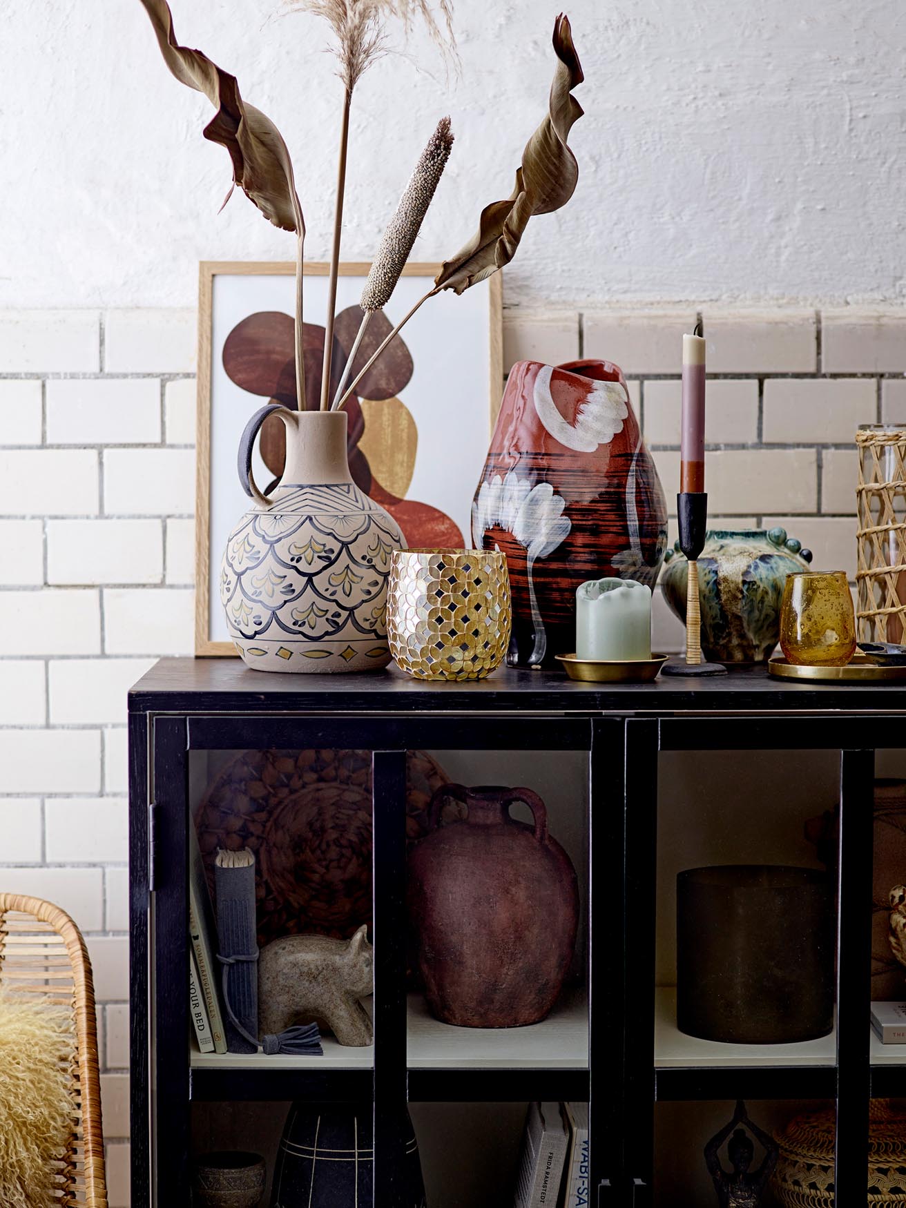 Stilvoller Kesha Kerzenhalter von Bloomingville in elegantem Schwarz, aus robustem Eisen gefertigt. Perfekt für jede Einrichtung.