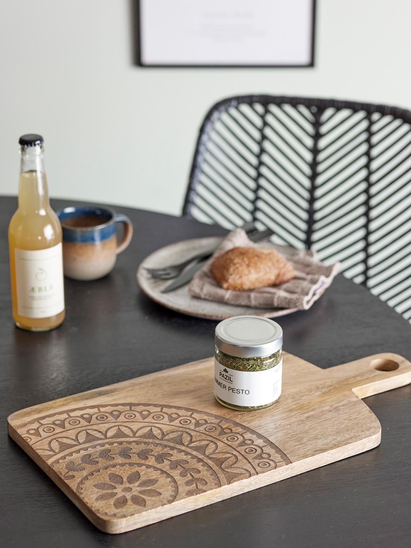 Stilvolles Servierbrett aus hochwertigem Mangoholz von Bloomingville, perfekt für die Präsentation von Speisen und als dekoratives Küchenaccessoire.