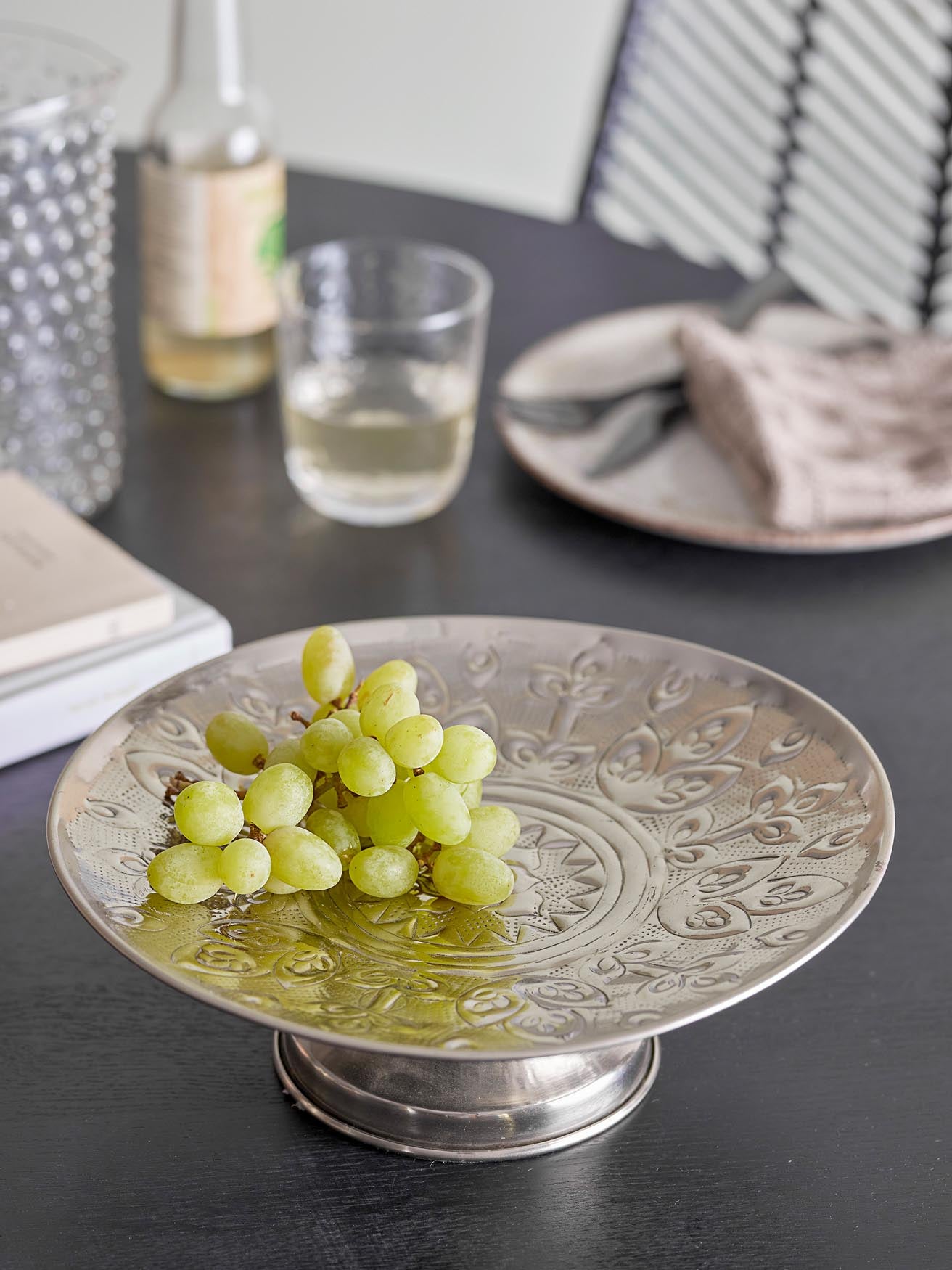 Litha Kuchenteller, Silber, Metall in Silver präsentiert im Onlineshop von KAQTU Design AG. Tablett ist von Bloomingville