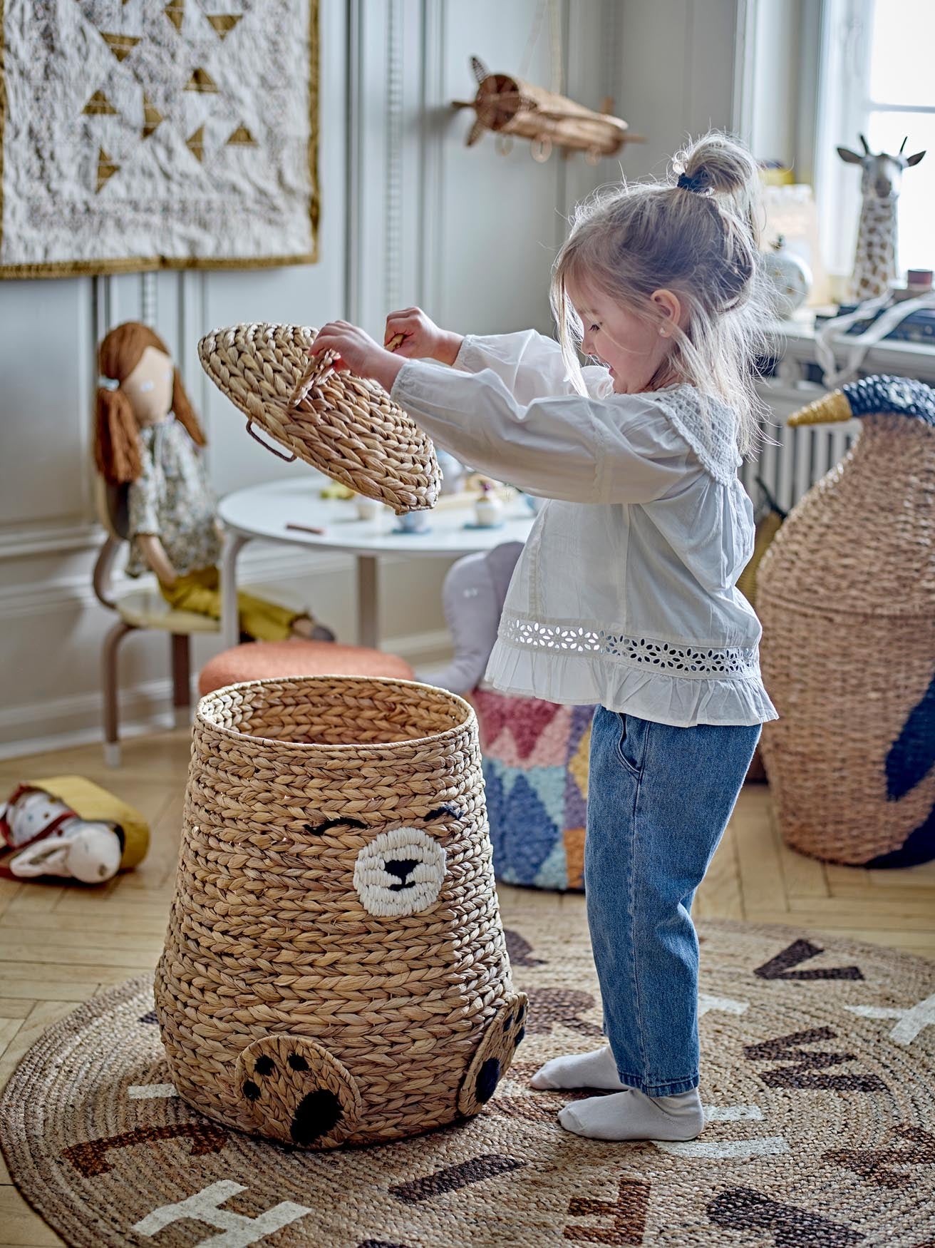 Eleganter Jute-Teppich in Braun von Bloomingville Mini für Kinderzimmer.