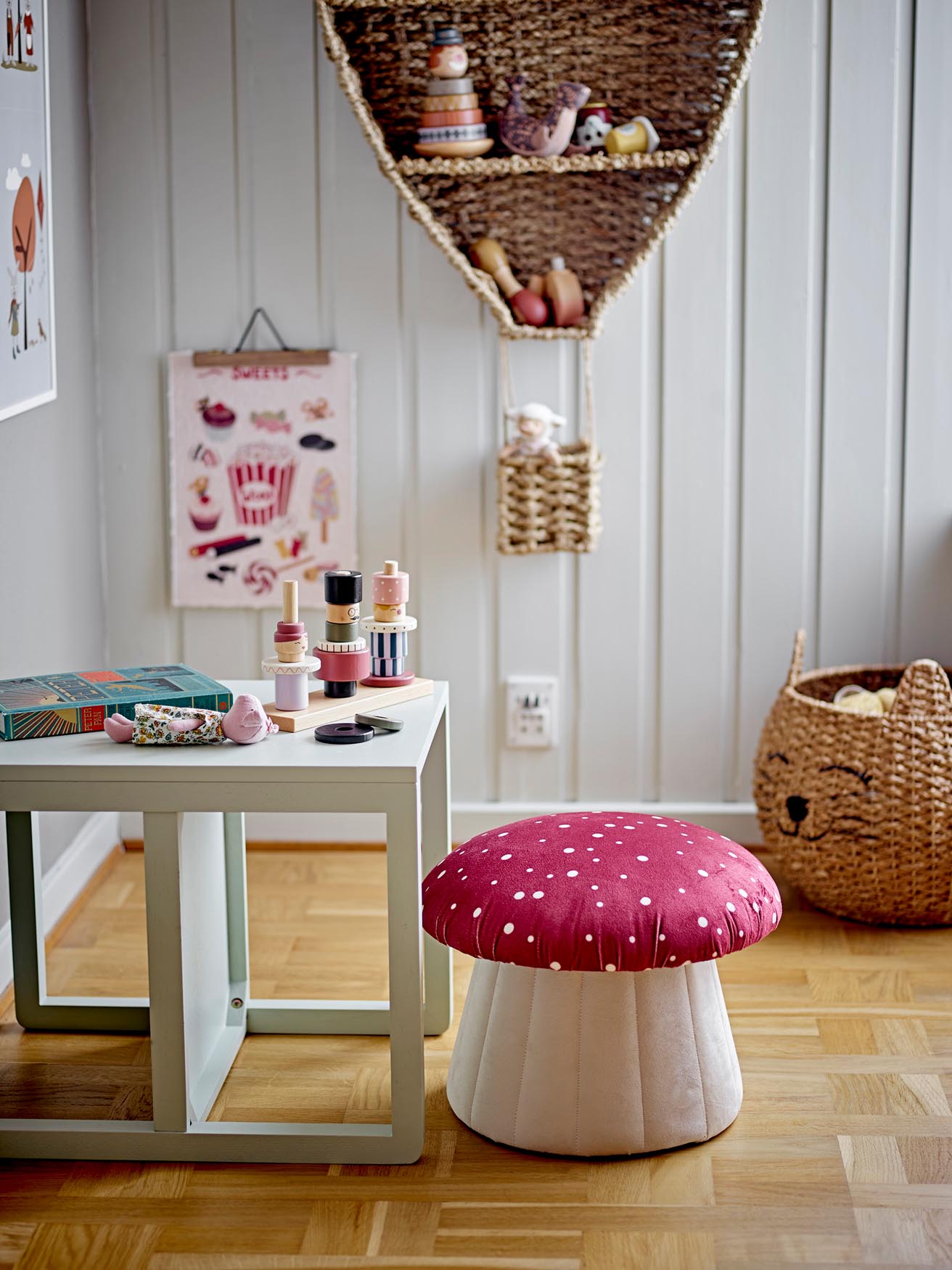 Stilvolles Ditter Bücherregal aus Natur-Seegras von Bloomingville Mini.