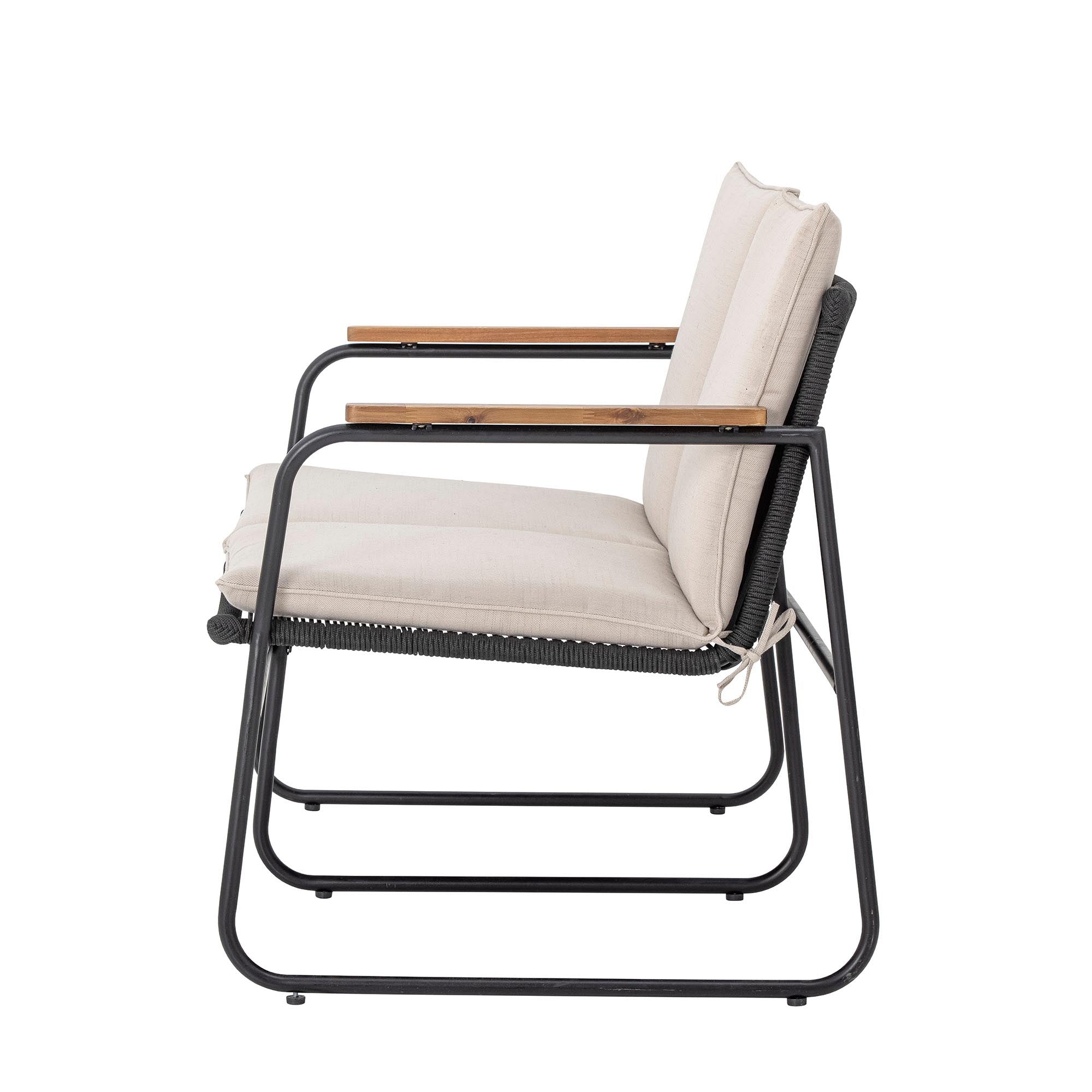 Modernes Hampton Sofa in Schwarz mit stabilem Metallrahmen.