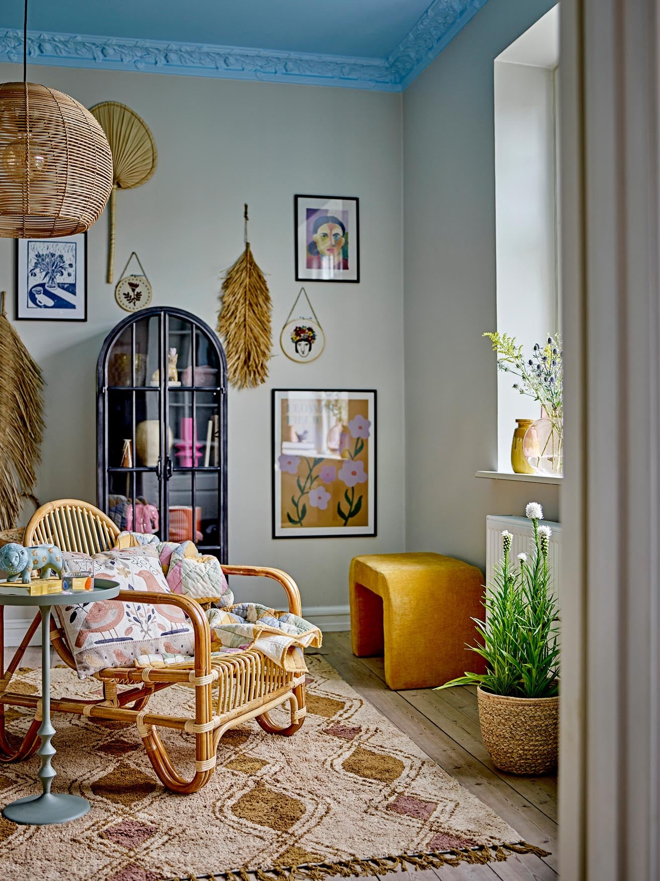 Entdecken Sie den Baal Loungesessel von Bloomingville – ein eleganter Rattanstuhl, ideal für Wohnzimmer und Gewächshaus, der Gemütlichkeit ausstrahlt.