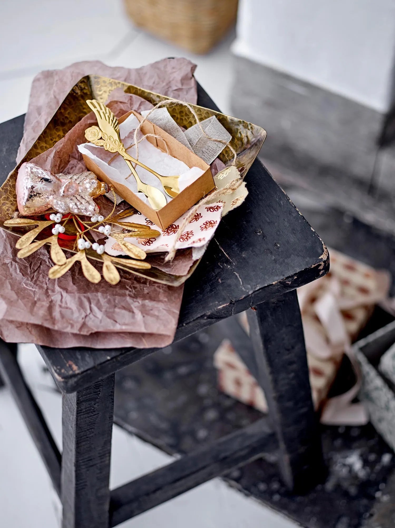 Elegantes Hatun Ornament aus Goldmetall von Bloomingville.