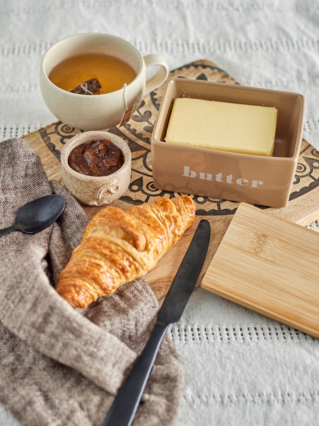 Hanyu Butterdose, Braun, Steingut in Brown präsentiert im Onlineshop von KAQTU Design AG. Aufbewahrungsdose ist von Bloomingville