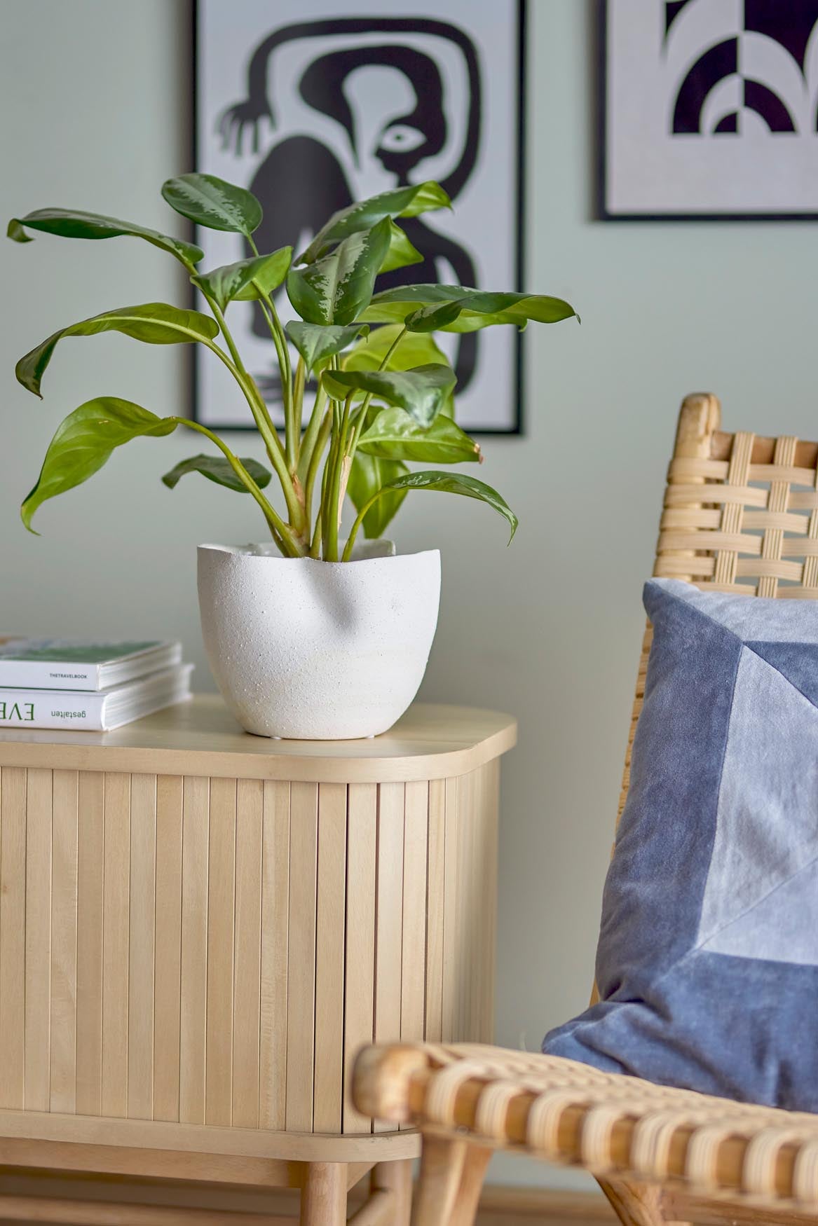 Eleganter Sanam Blumentopf aus Steingut in Weiss von Bloomingville.