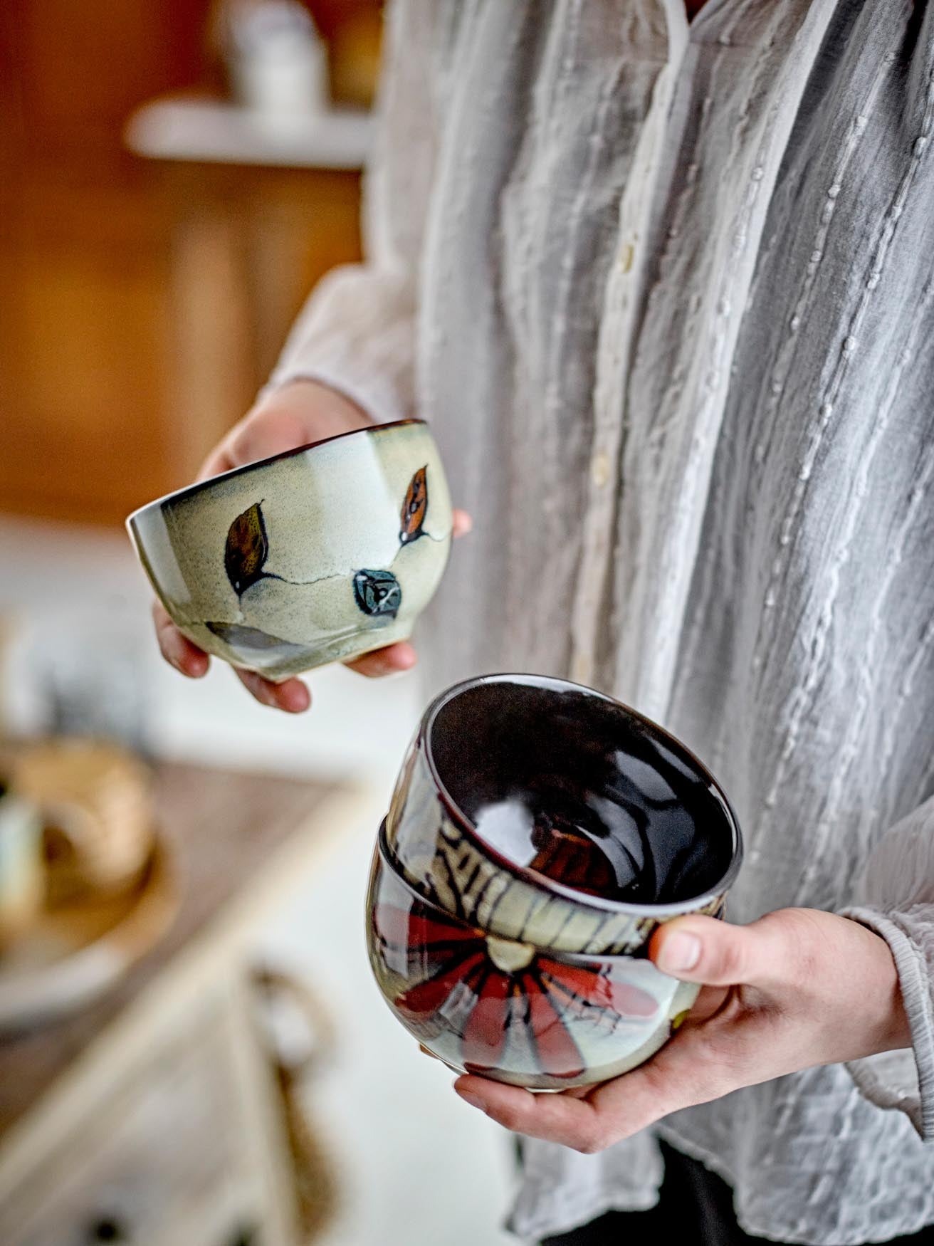 Die Samran Schale von Creative Collection, aus braunem Steingut, überzeugt mit ihrem eleganten Look und ihrer erstklassigen Qualität.