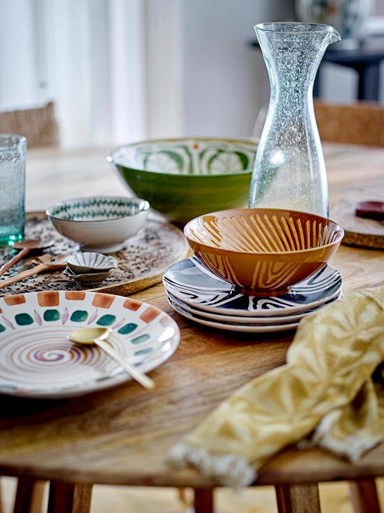 Eleganter Shama Teller aus blauem Steingut von Bloomingville, ideal für stilvolle Tischdekorationen und vielseitige Nutzung.