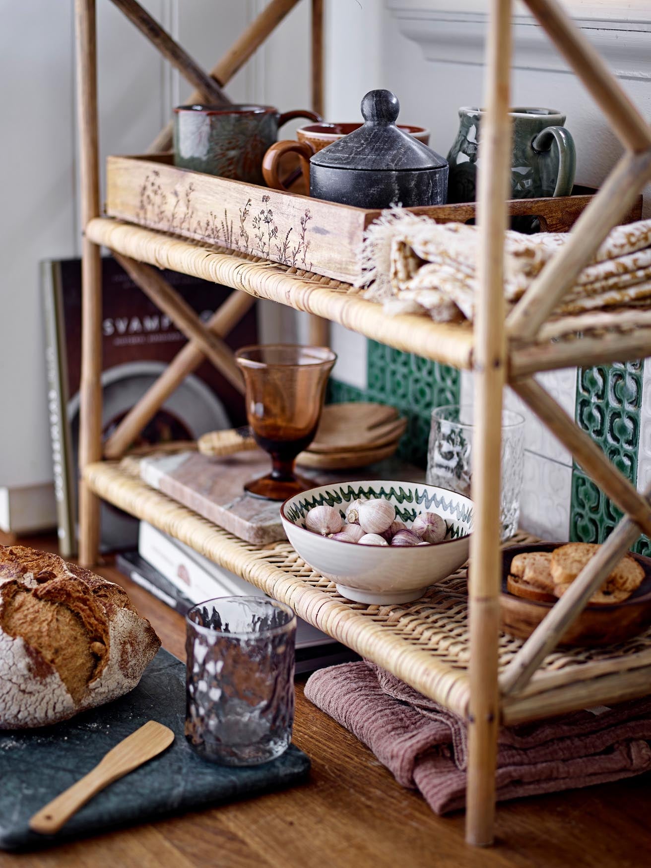 Entdecken Sie die Heikki Schale von Bloomingville: Einzigartiges, handbemaltes Steingut in sanften Grüntönen, perfekt für jede Mahlzeit.