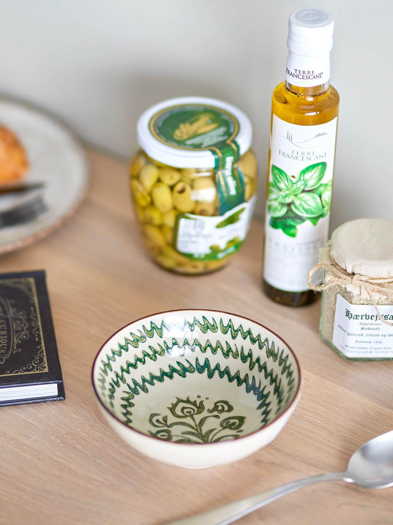 Entdecken Sie die einzigartige Heikki Schale von Bloomingville – eine handbemalte Steingutschale in sanften Grüntönen, ideal für jeden Anlass.