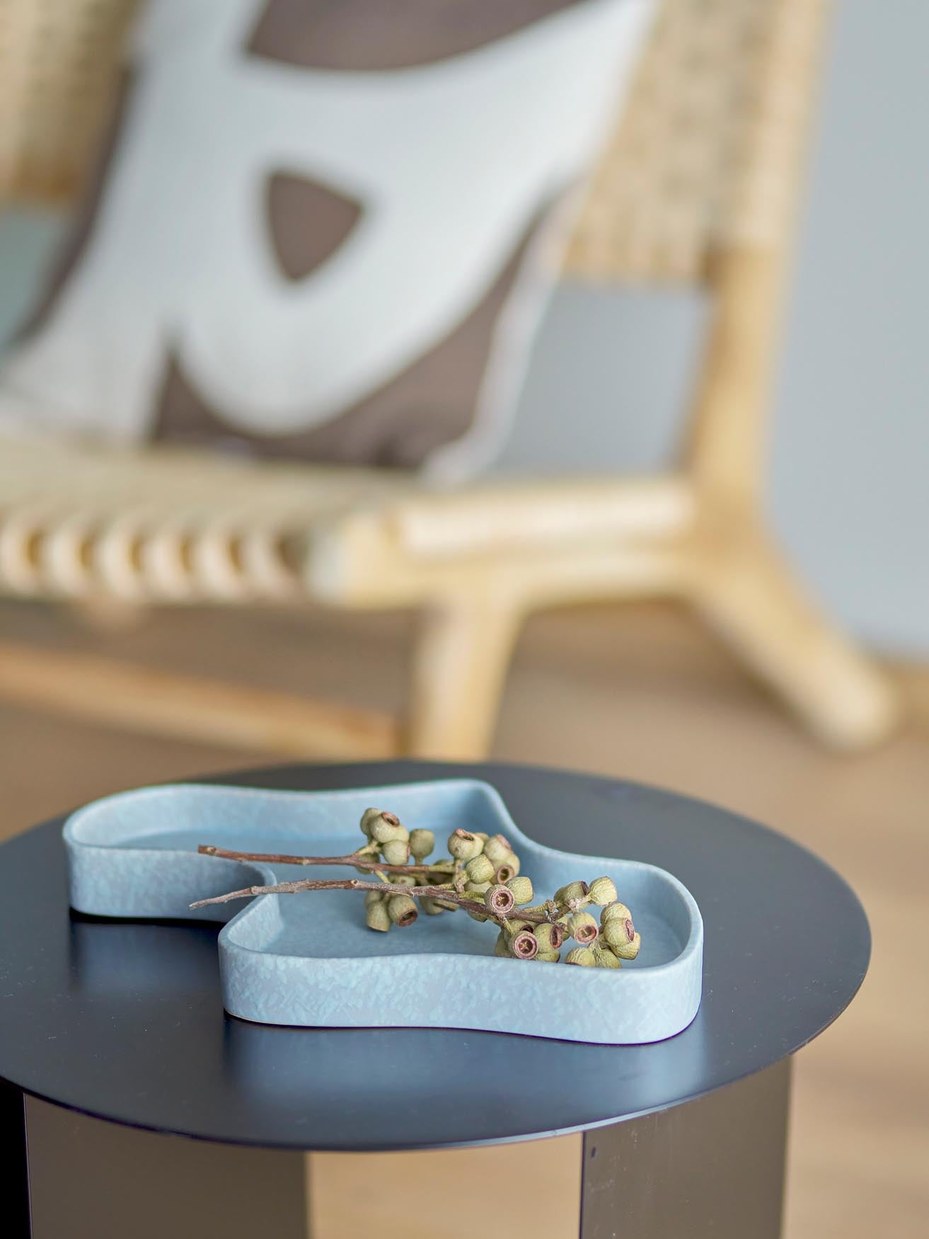 Lakey Tablett von Bloomingville: Stilvolles Steingut, hitzebeständig, kratzfest, modernes Design, vielseitig für Snacks & Deko.