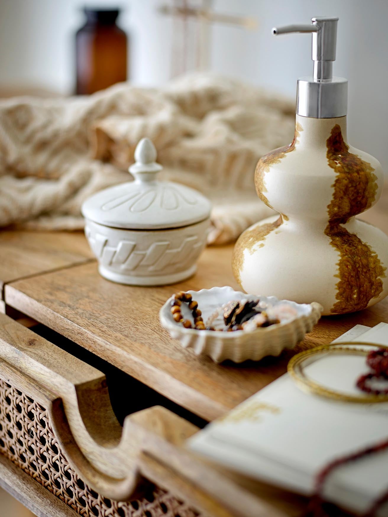 Stilvolle Bakur Schale in Grau aus hochwertigem Steingut von Bloomingville.