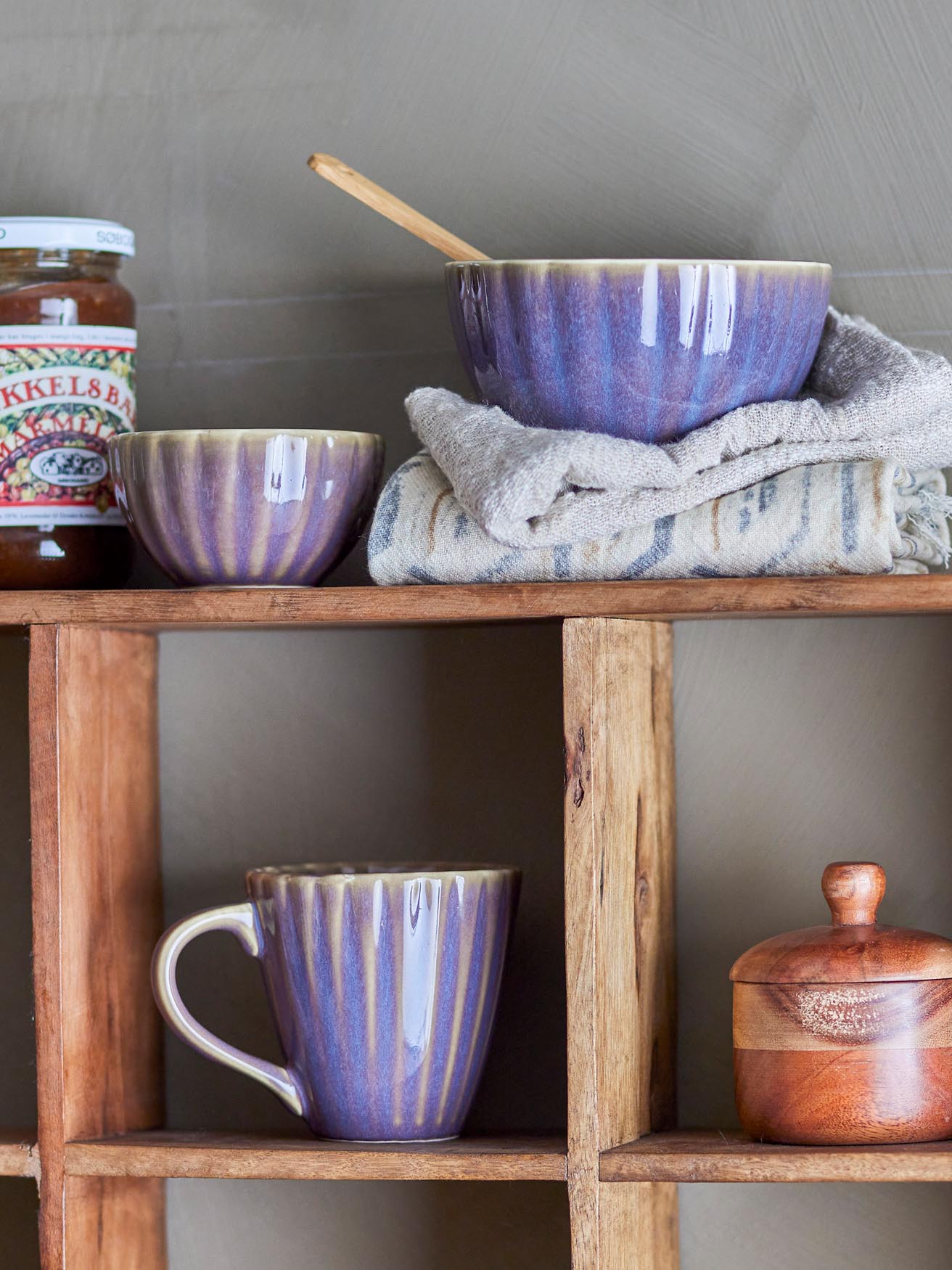 Entdecken Sie den einzigartigen Latina Becher in Violett von Bloomingville – stilvoll, handgefertigt aus Steingut, ideal für jeden Anlass.