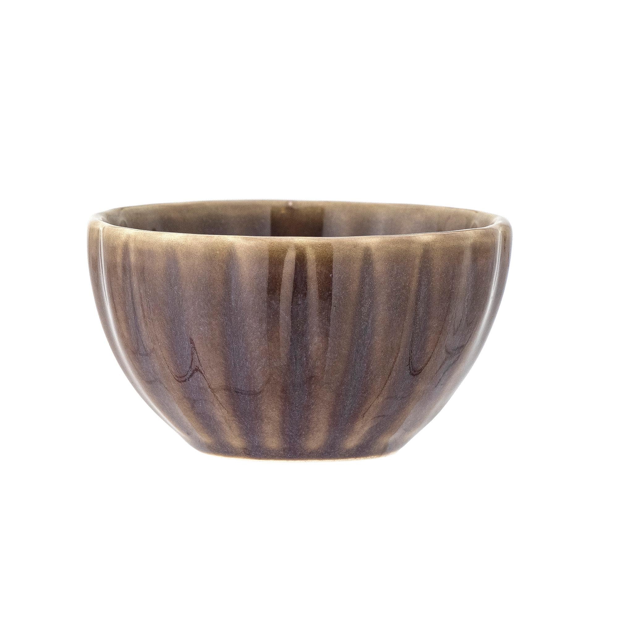 Entdecken Sie die lila Latina Schale von Bloomingville. Ideal für Tapas, Nüsse und als feminines Wohnaccessoire. Einzigartiges Steingut-Design!