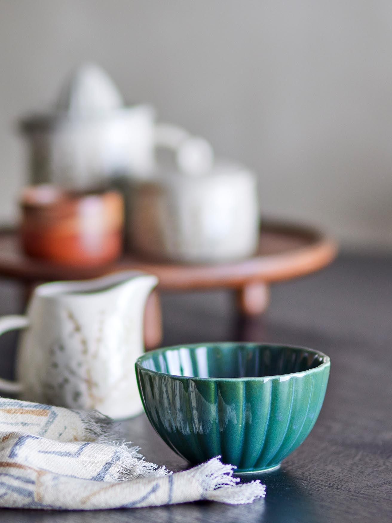 Die Latina Schale von Bloomingville aus grünem Steingut besticht durch ihr stilvolles Design und ihre hochwertige Verarbeitung.