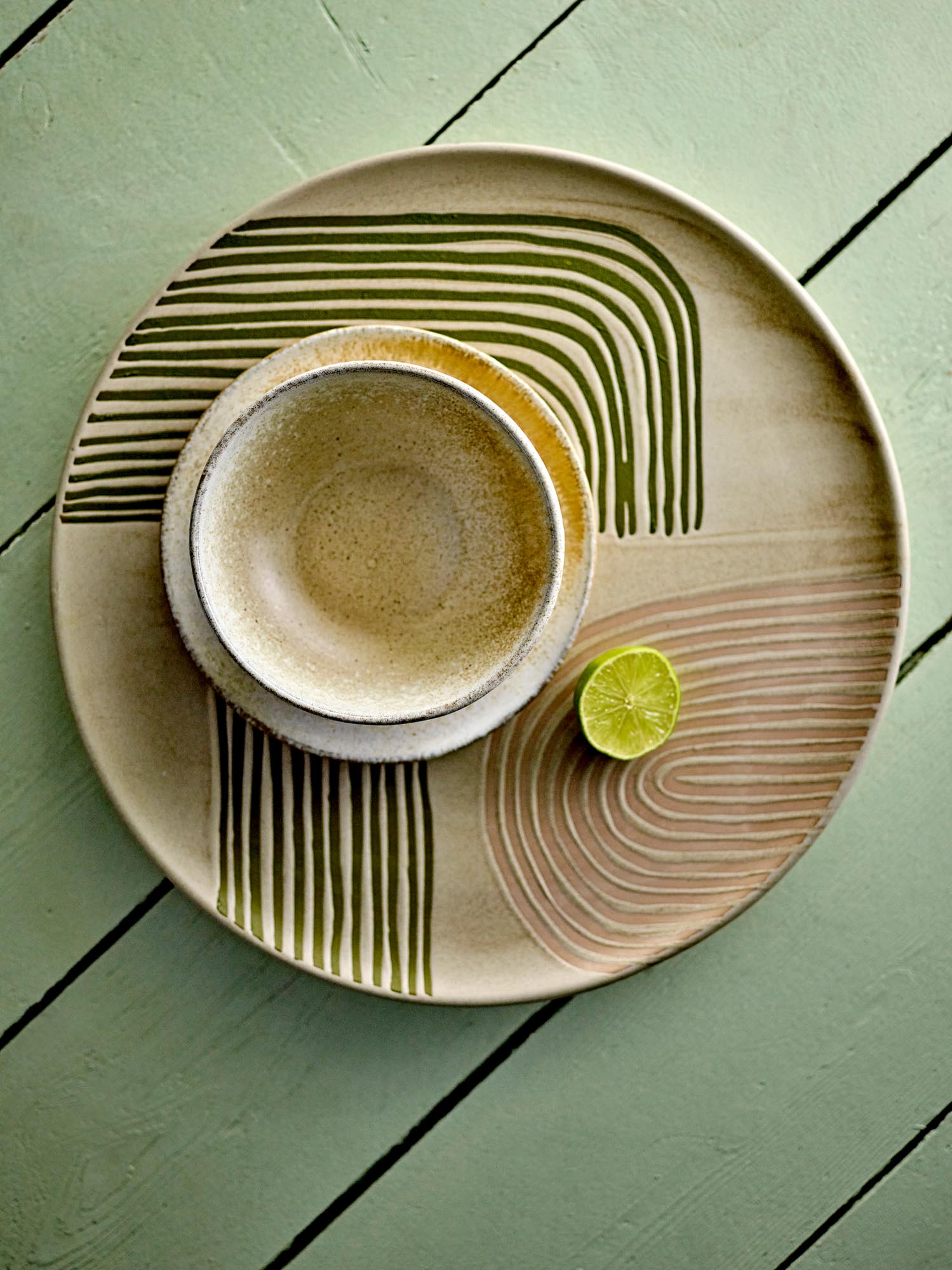 Die Bloomingville Paula Schale aus Steingut in natürlichen Tönen ist elegant, funktional und ideal für vielseitige Tischdekorationen.