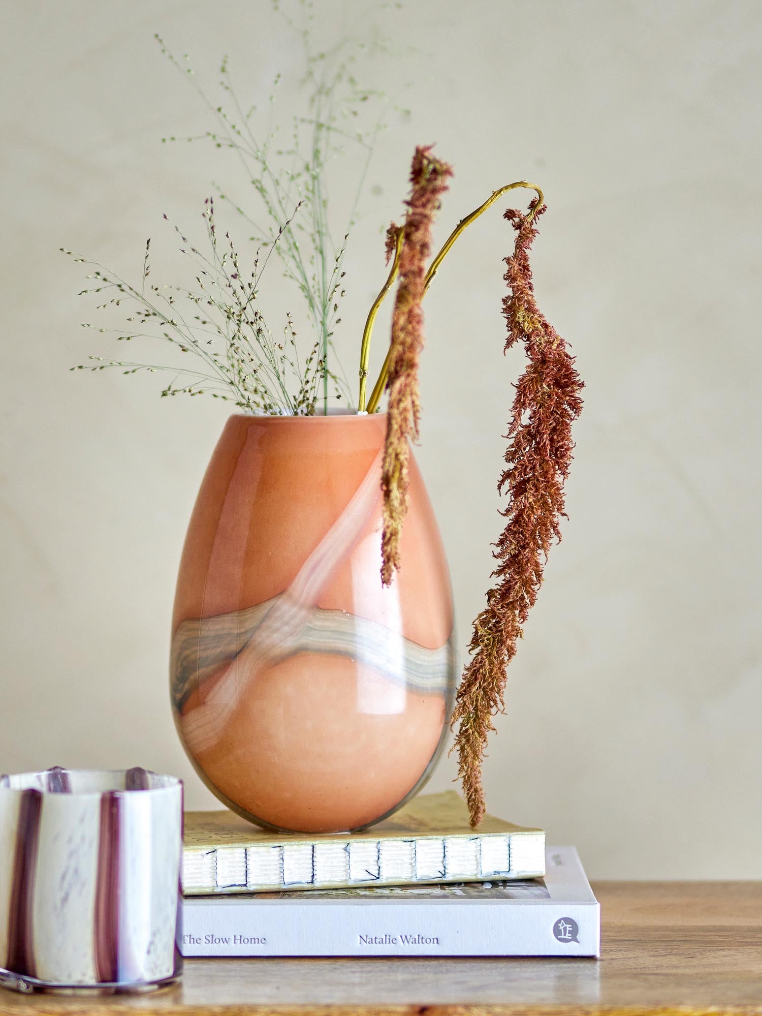 Elegante Shawl Vase aus orangefarbenem Glas von Bloomingville, ideal für stilvolle Dekoration und modernes Interieur.