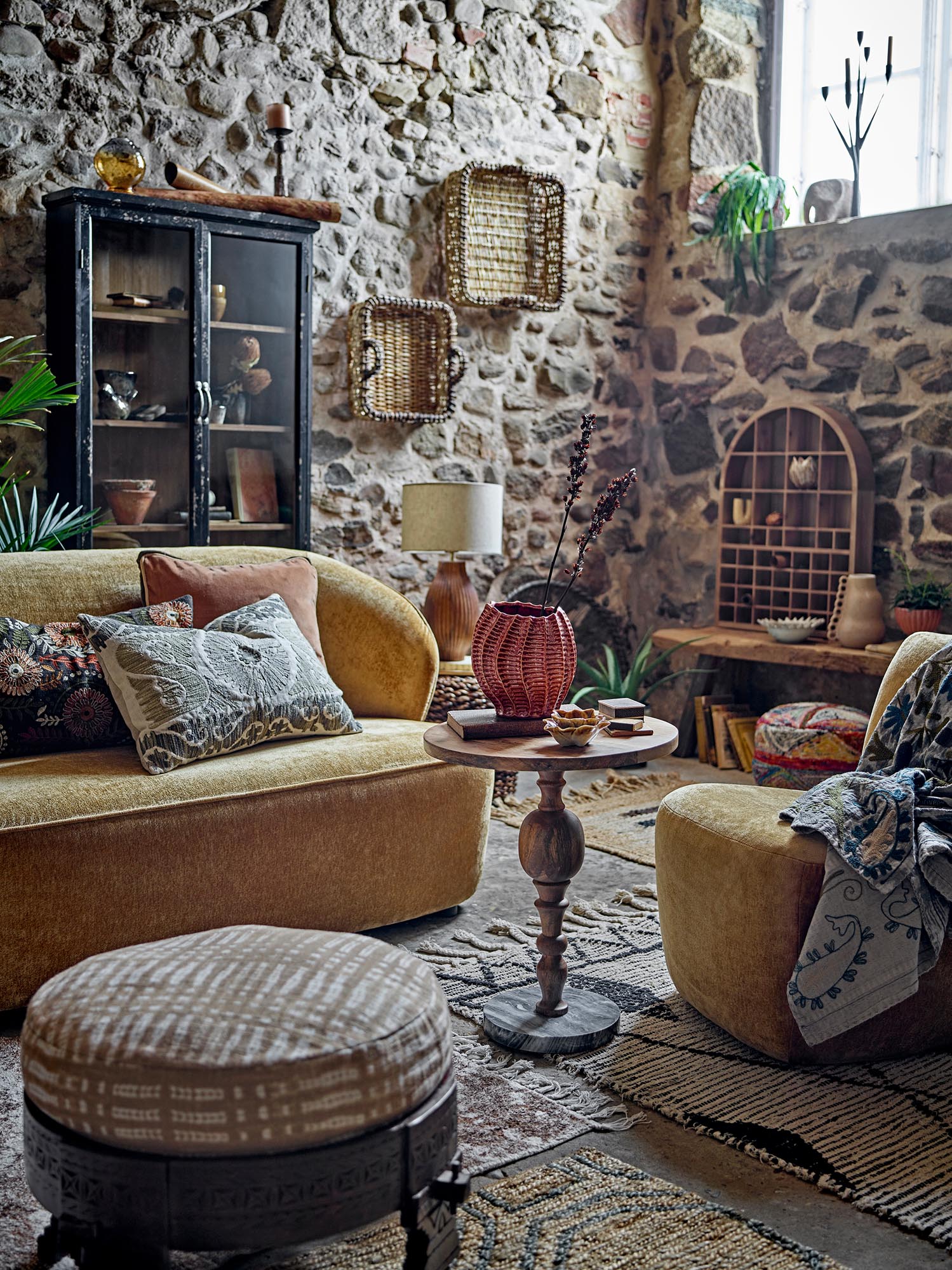 Die Souri Vase aus braunem Steingut von Creative Collection überzeugt mit stilvollem Design und erstklassiger Qualität.