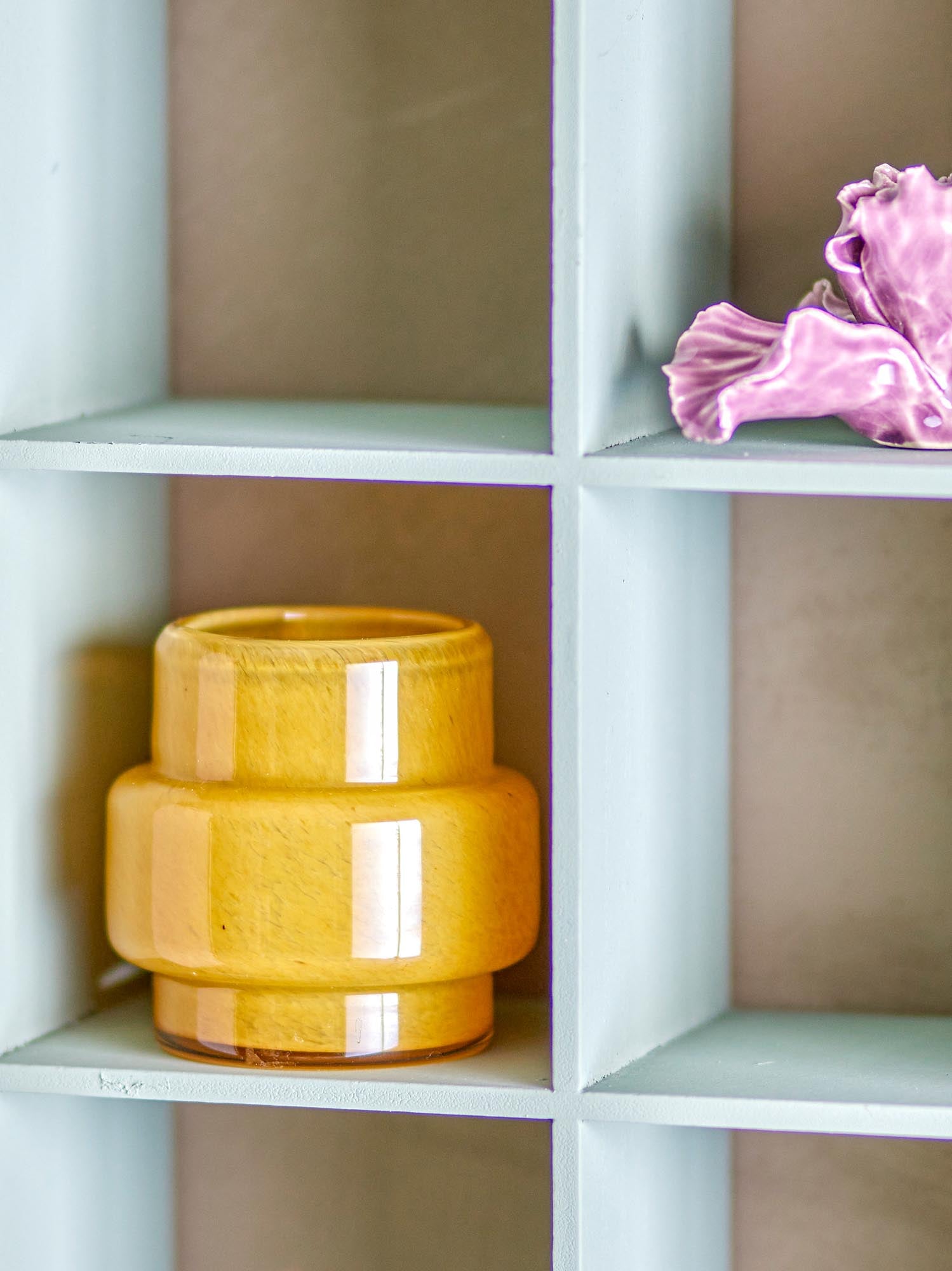 Jose Teelichthalter aus gelbem Glas von Creative Collection, ideal für warme Lichtakzente und stilvolle Dekoration.