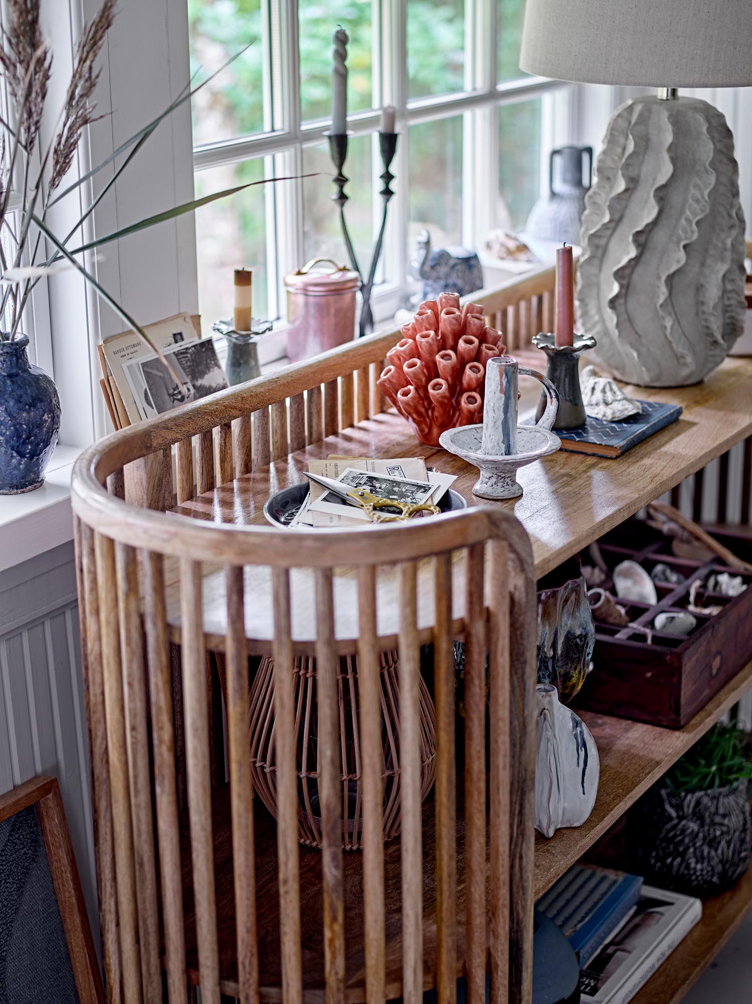 Eleganter Akeem Kerzenhalter aus braunem Steingut von Creative Collection, ideal für stilvolle Wohnraumdekoration.