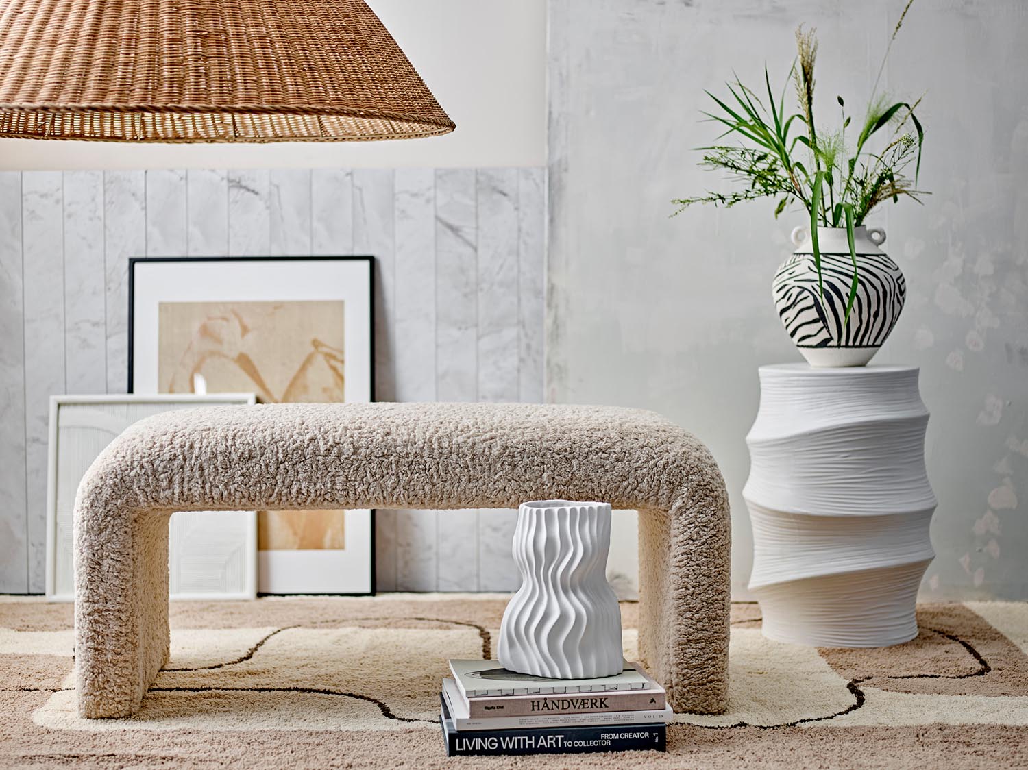 Die Sahal Vase von Bloomingville: Elegante Keramik in Weiss, inspiriert von Meereswellen, für stilvolle Blumenarrangements.