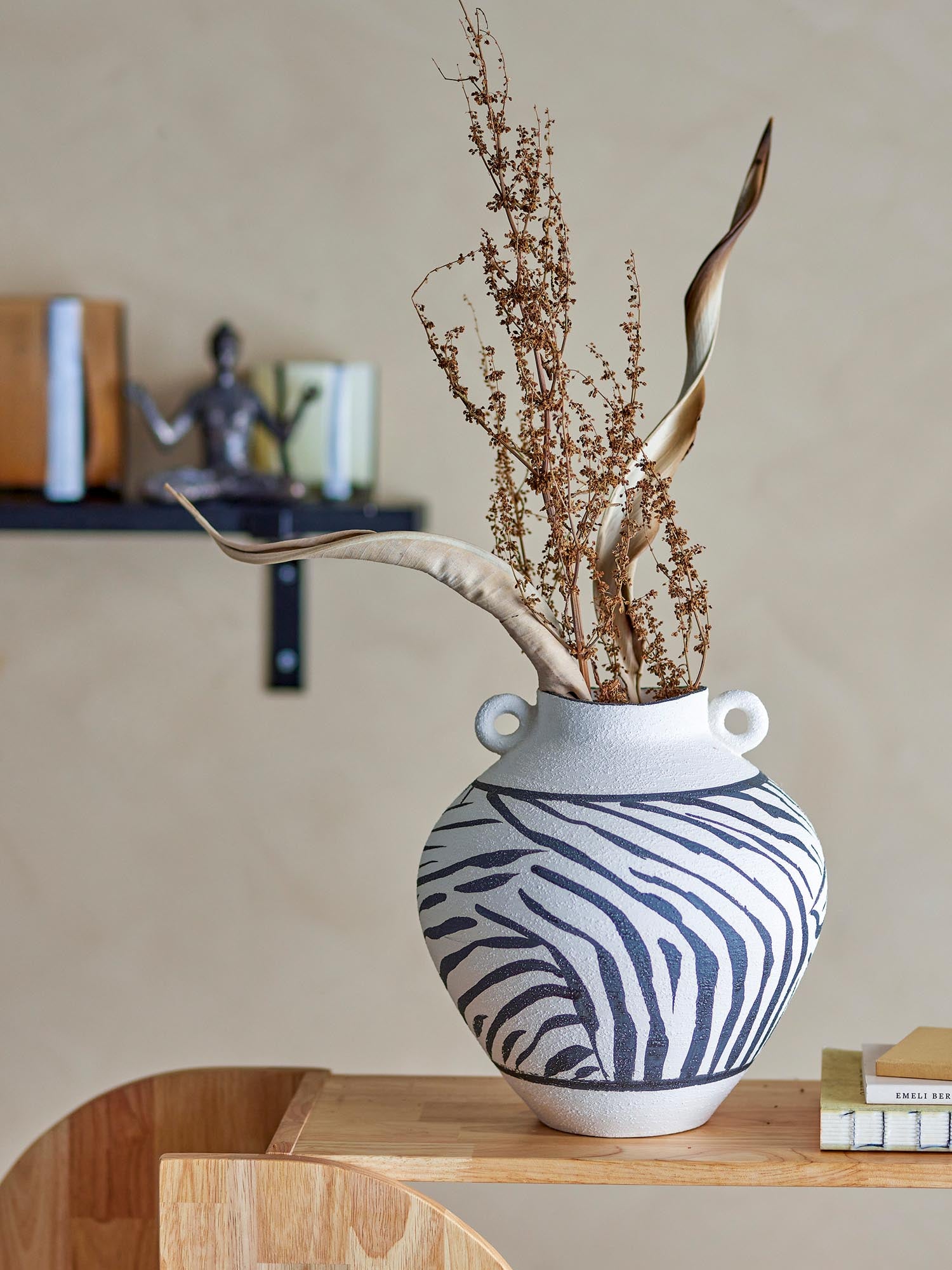 Die Togo Vase von Bloomingville aus schwarzem Steingut besticht durch ihr modernes Design und ist ein stilvolles Wohnaccessoire.