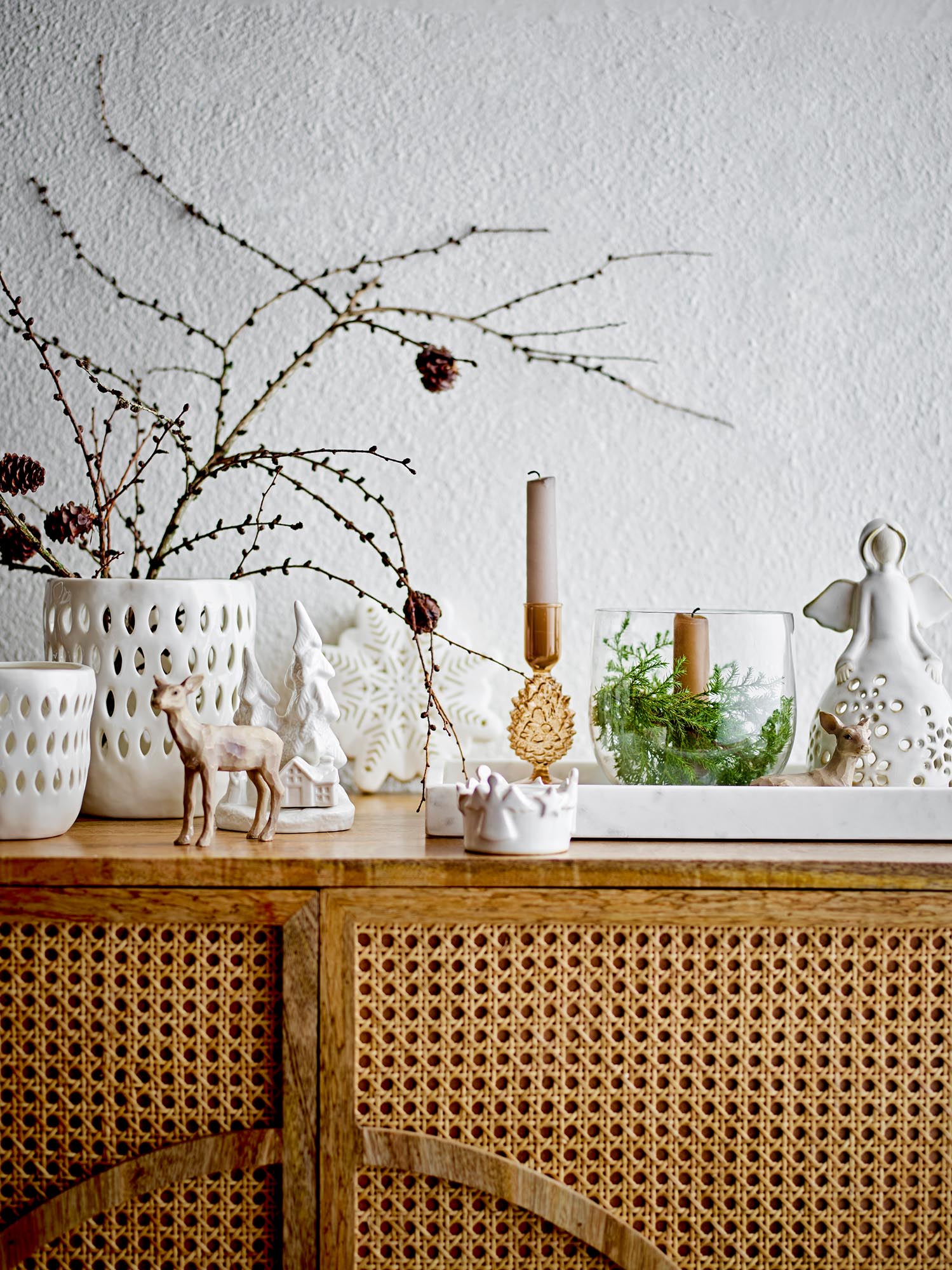 Eleganter Matil Teelichthalter aus weissem Steingut von Bloomingville, ideal für stimmungsvolle Beleuchtung und stilvolle Dekoration.