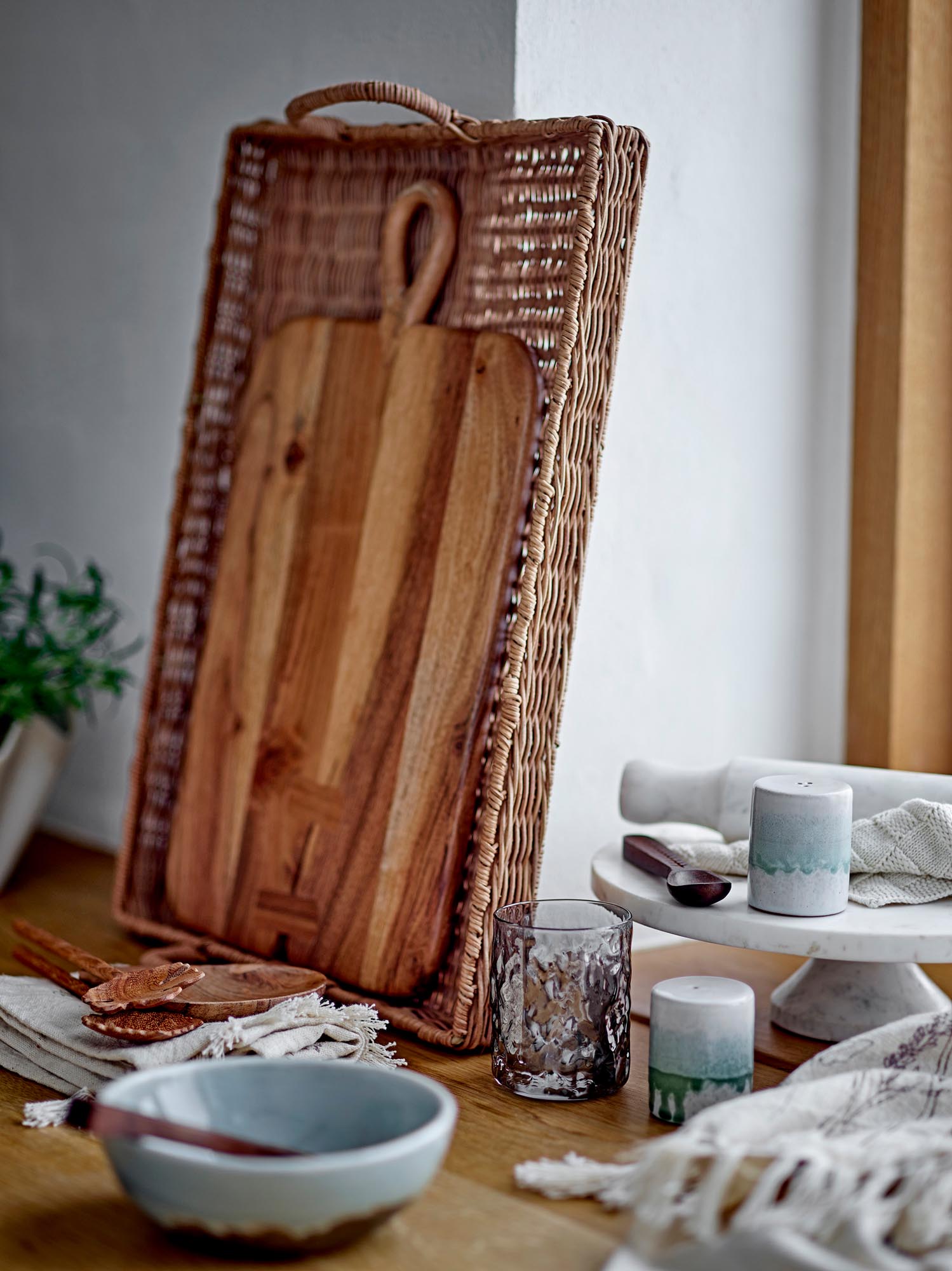 Das Paula Salz- und Pfefferset von Bloomingville aus grünem Steingut vereint Funktionalität und skandinavisches Design in einem stilvollen Set.