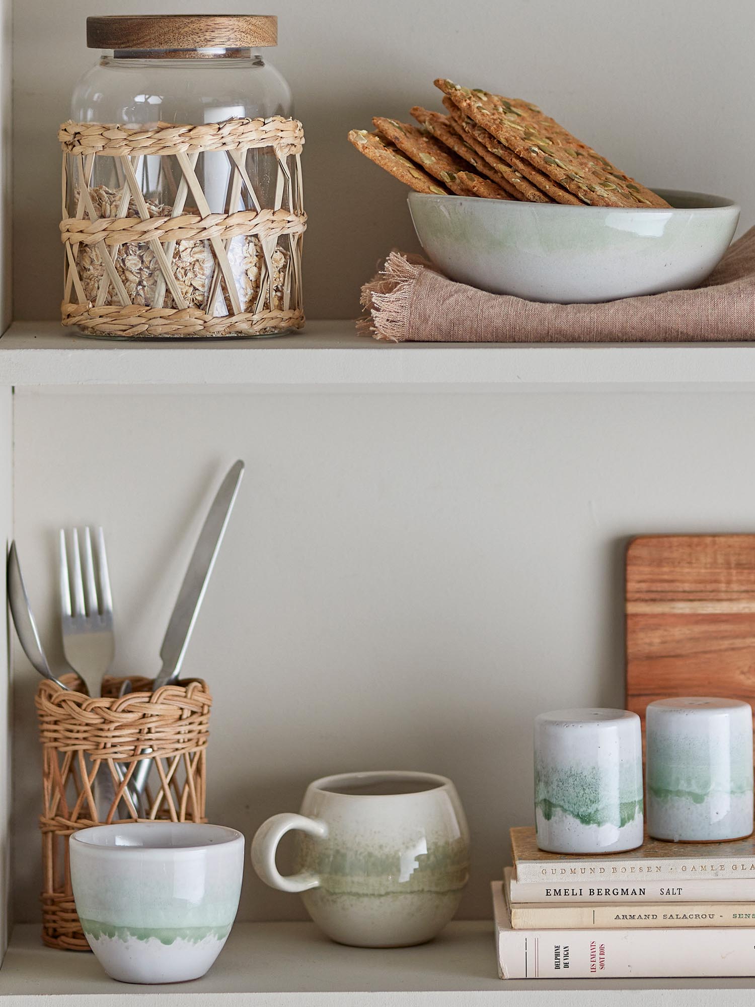 Das grüne Paula Salz- und Pfefferset von Bloomingville aus Steingut besticht durch skandinavisches Design und praktische Eleganz.