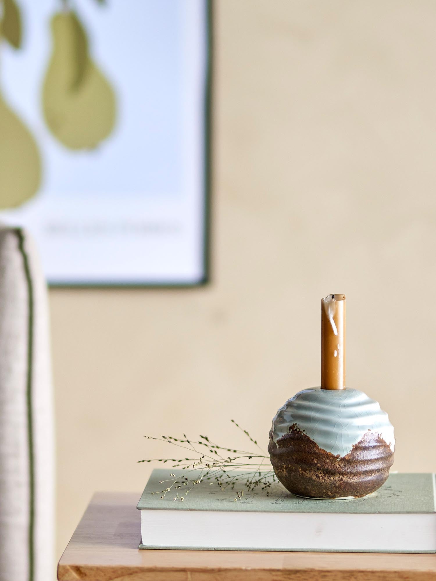 Eleganter Paula Kerzenhalter aus braunem Steingut von Bloomingville, ideal für stilvolle Dekorationen und gemütliche Atmosphäre.