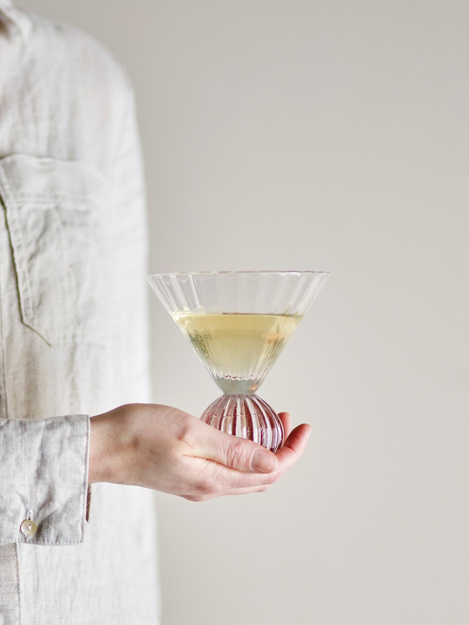 Elegantes Taurin Cocktailglas aus klarem Glas von Bloomingville, ideal für stilvolle Getränkepräsentationen.