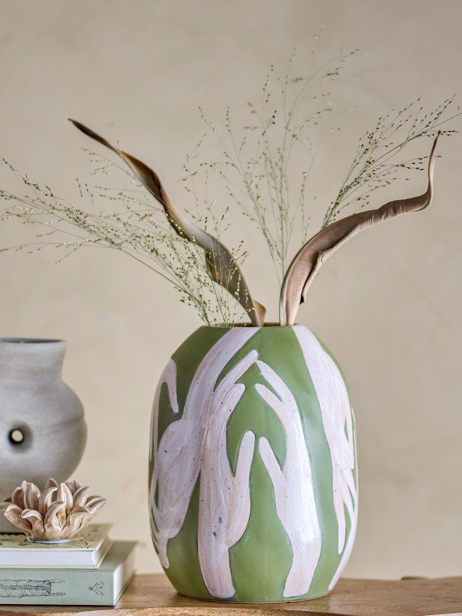 Die Adalena Deko-Vase von Bloomingville aus grünem Steingut besticht durch ihr elegantes Design und ihre hochwertige Verarbeitung.