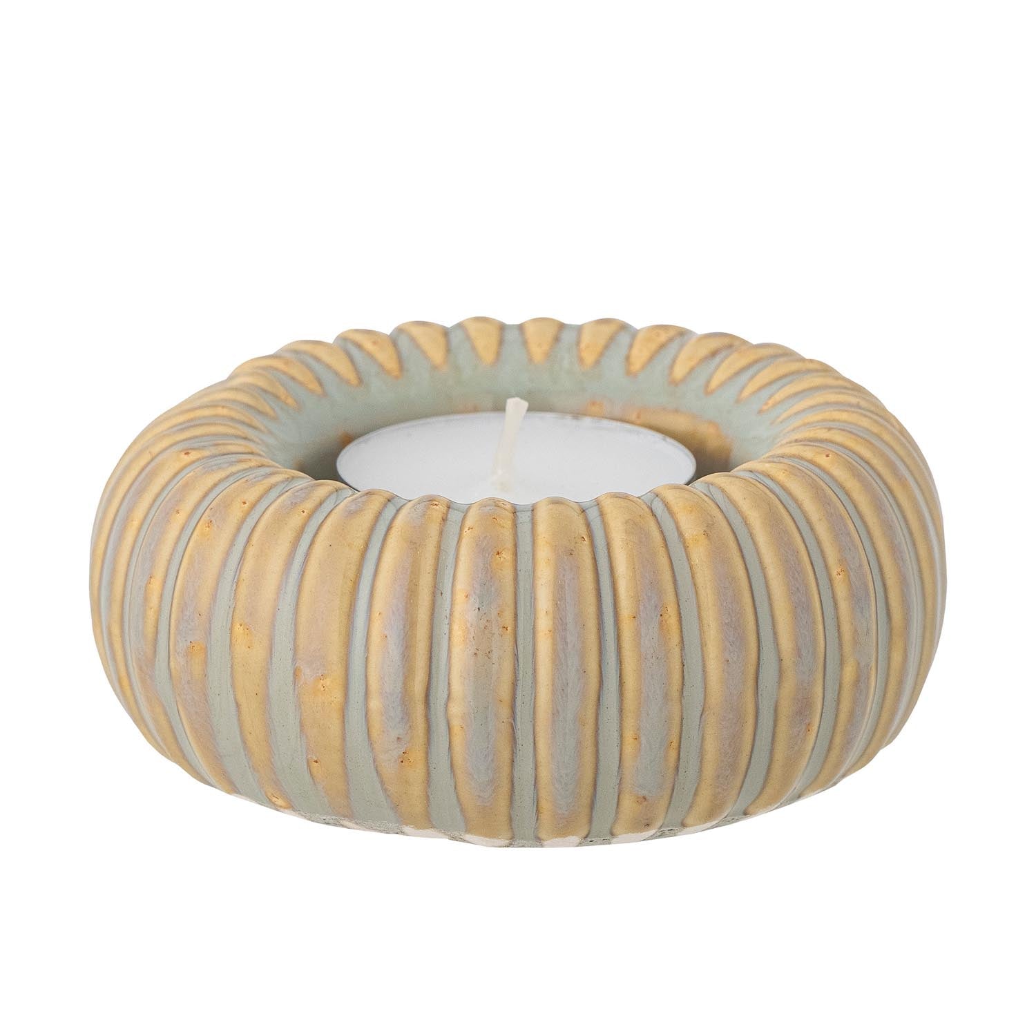 Der Topeka Teelichthalter von Bloomingville aus gelbem Steingut verleiht Ihrem Zuhause eine warme und stilvolle Atmosphäre.