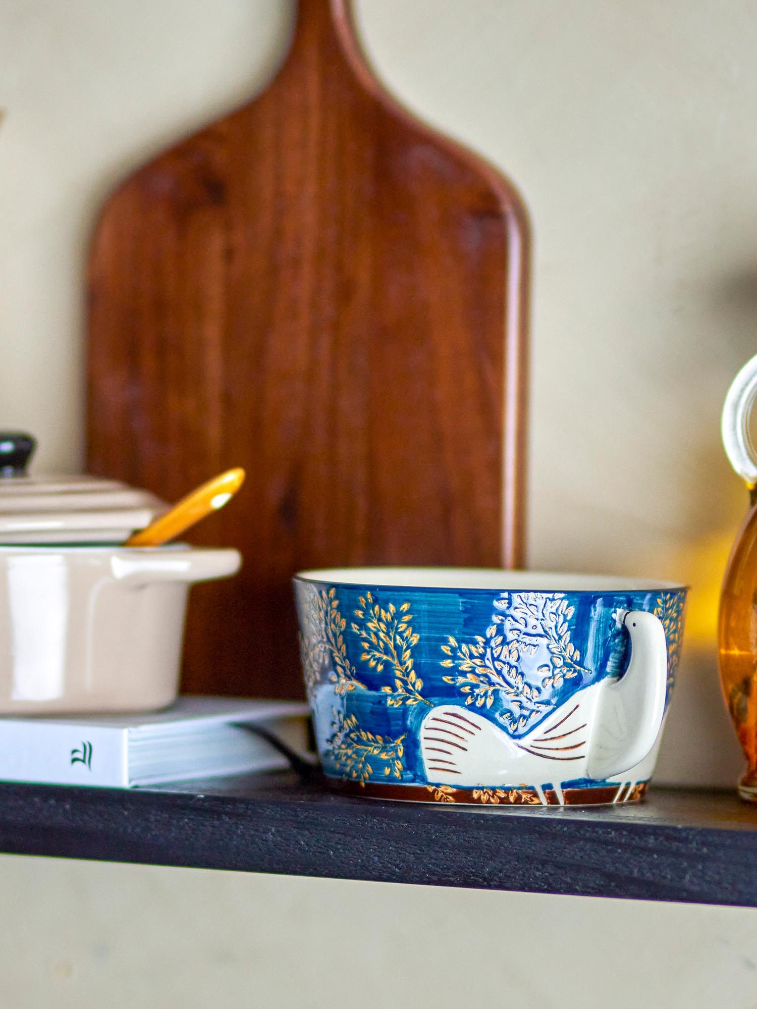 Die Hezha Schale von Bloomingville aus Steingut in Blau besticht durch ihr stilvolles Design und ihre hochwertige Verarbeitung.