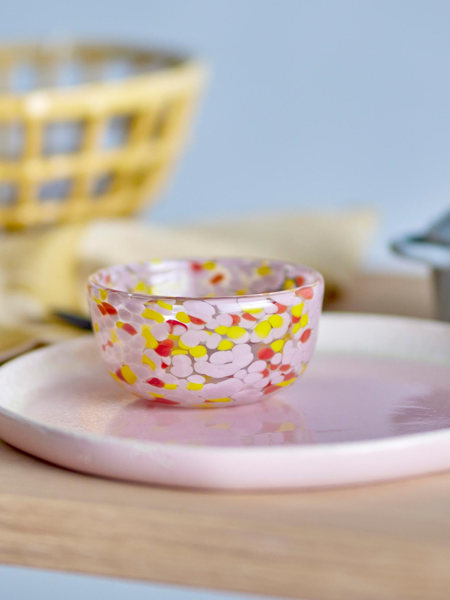 Die Lilya Schale von Bloomingville aus rosafarbenem Glas besticht durch ihr elegantes Design und ist ideal für stilvolle Dekorationen.