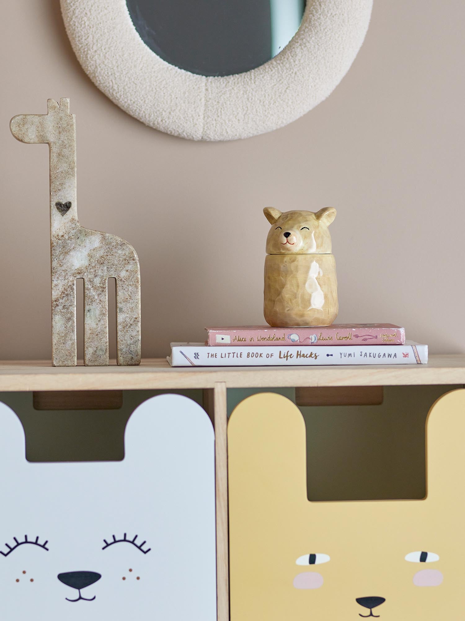 Das Puk Gefäss von Bloomingville Mini ist ein stilvolles, braunes Steingutstück mit Deckel, ideal für vielseitige Aufbewahrung.