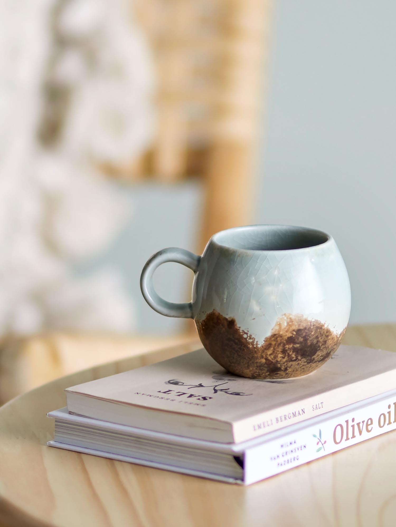 Das Paula Frühstücksset von Bloomingville aus braunem Steingut vereint skandinavische Ästhetik mit praktischer Eleganz für den Start in den Tag.