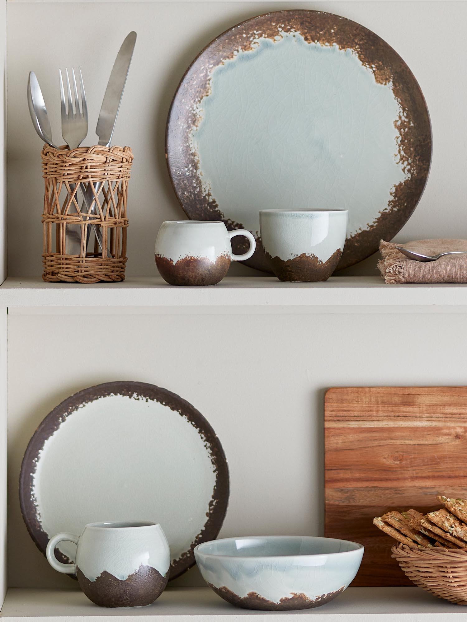 Das Bloomingville Paula Frühstücksset aus braunem Steingut bietet skandinavisches Design und Funktionalität für einen stilvollen Morgen.