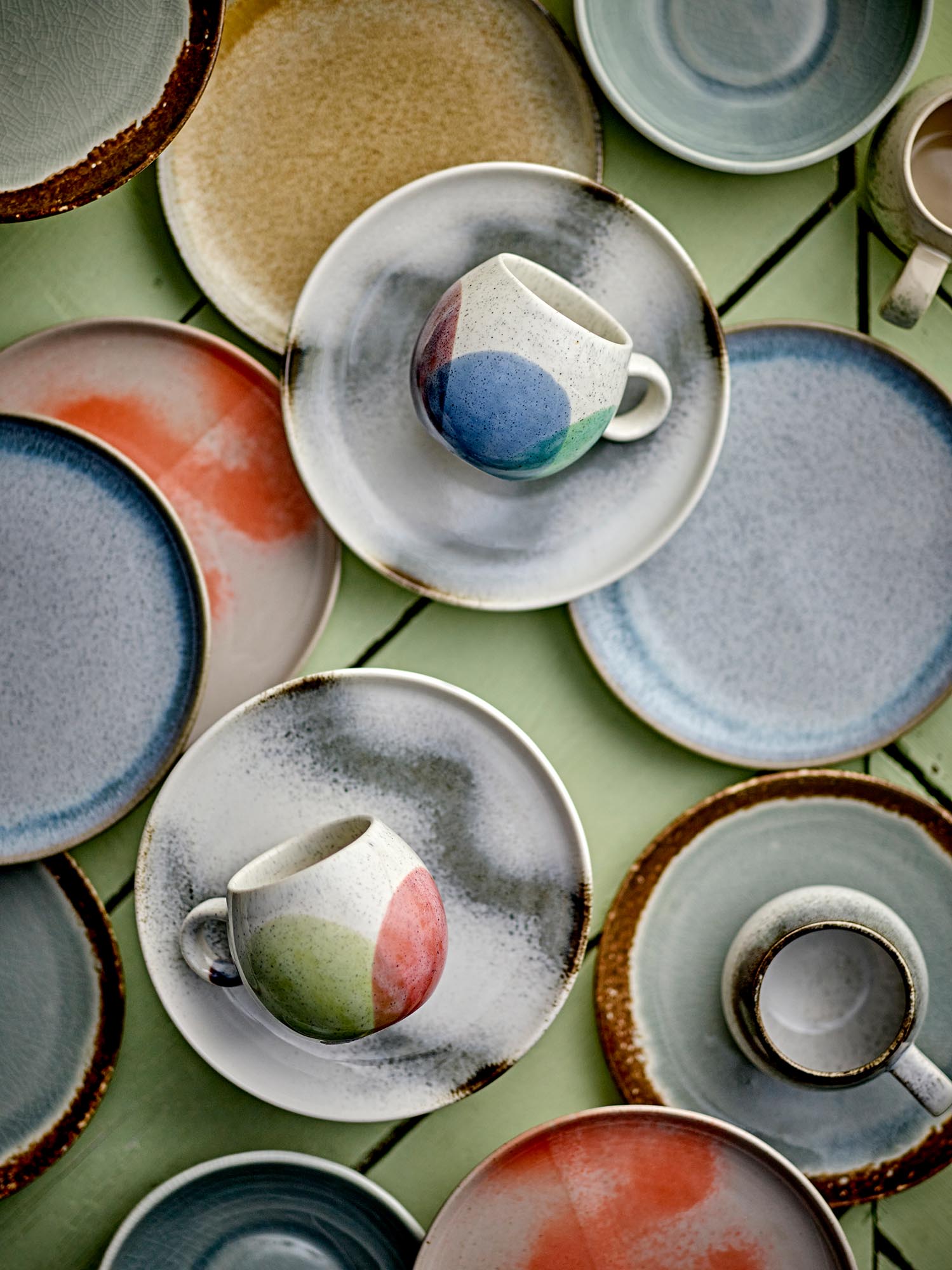 Der Paula Teller von Bloomingville aus orangefarbenem Steingut vereint skandinavisches Design mit Funktionalität und Stil.