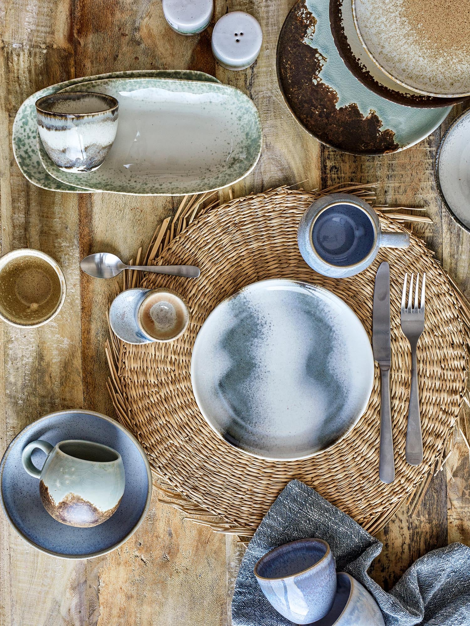 Der Paula Teller von Bloomingville aus braunem Steingut besticht durch sein stilvolles Design und hochwertige Verarbeitung.