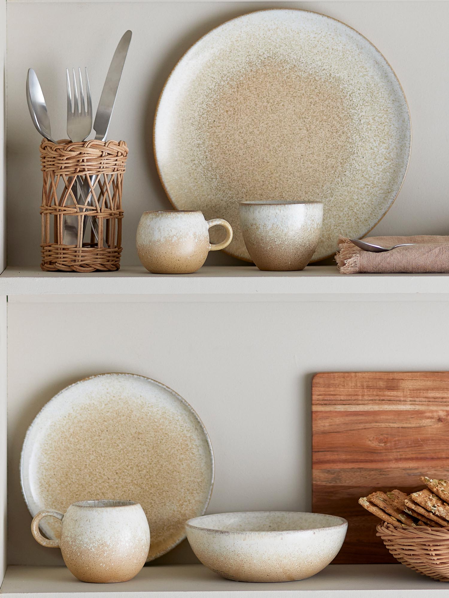 Der Paula Teller von Bloomingville aus Steingut in natürlichen Farben bringt Stil und Praktikabilität auf Ihren gedeckten Tisch.
