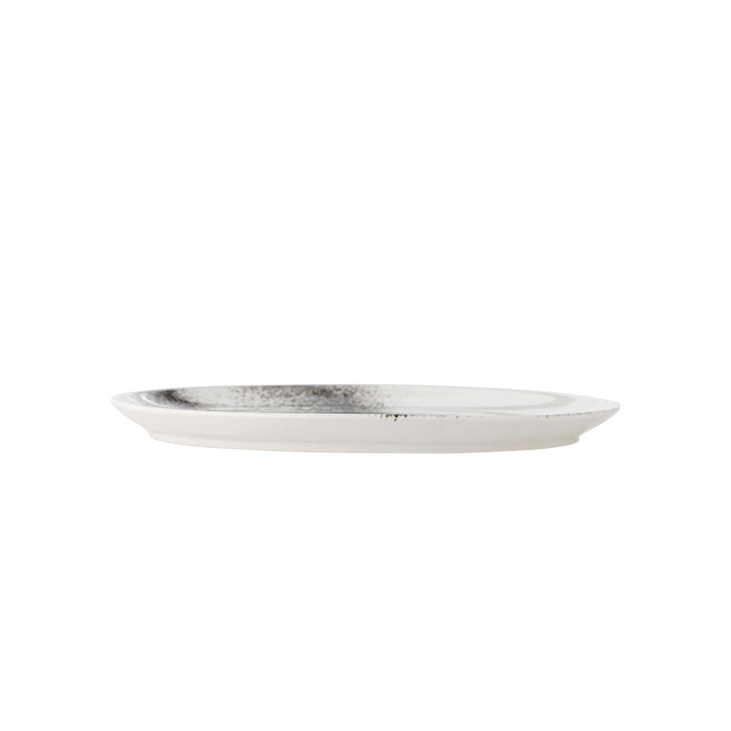 Der Paula Teller von Bloomingville in Grau aus Steingut besticht durch sein modernes Design und ist perfekt für elegante Tischarrangements.