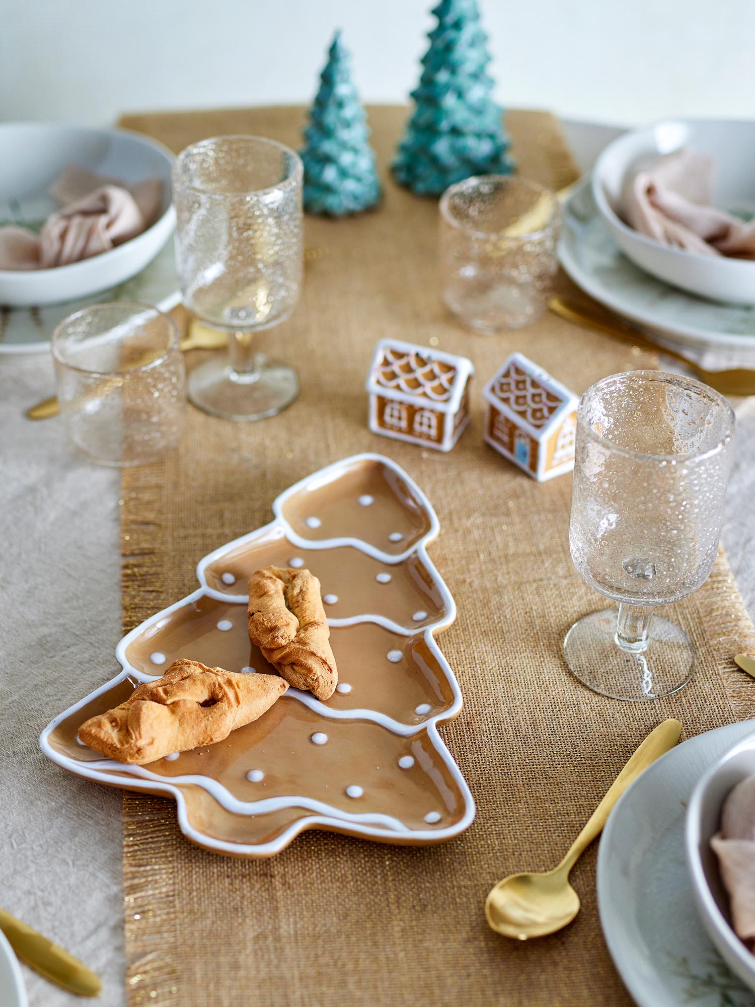Elegante braune Keramikplatte, handbemalt, robust und vielseitig für stilvolle Anlässe.