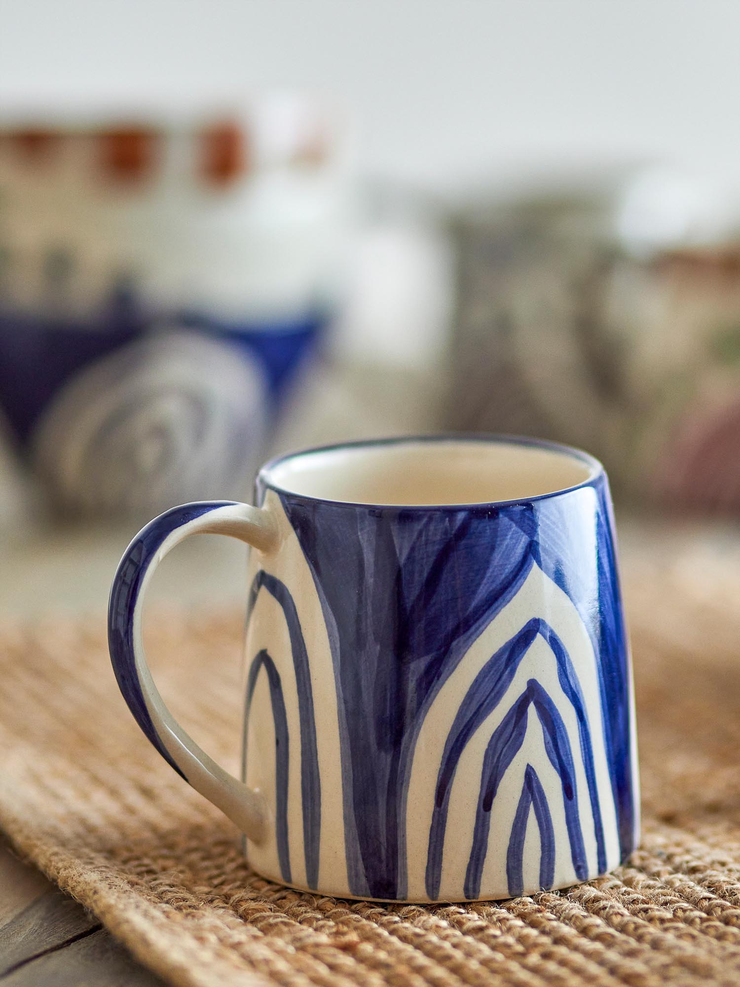 Elegante Shama Tasse aus Steingut in Blau, handbemalt, langlebig, spülmaschinen- und mikrowellengeeignet.
