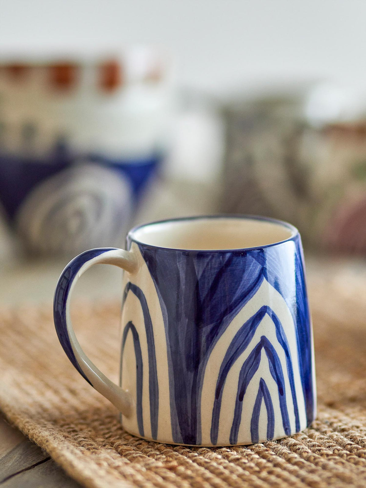Shama Tasse, Blue, Steingut in Blau präsentiert im Onlineshop von KAQTU Design AG. Tasse ist von Bloomingville