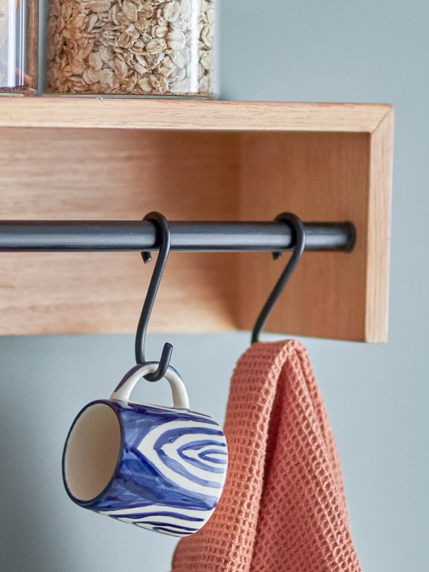 Die Shama Espressotasse von Bloomingville aus blauem Steingut vereint skandinavisches Design mit hochwertiger Handwerkskunst.